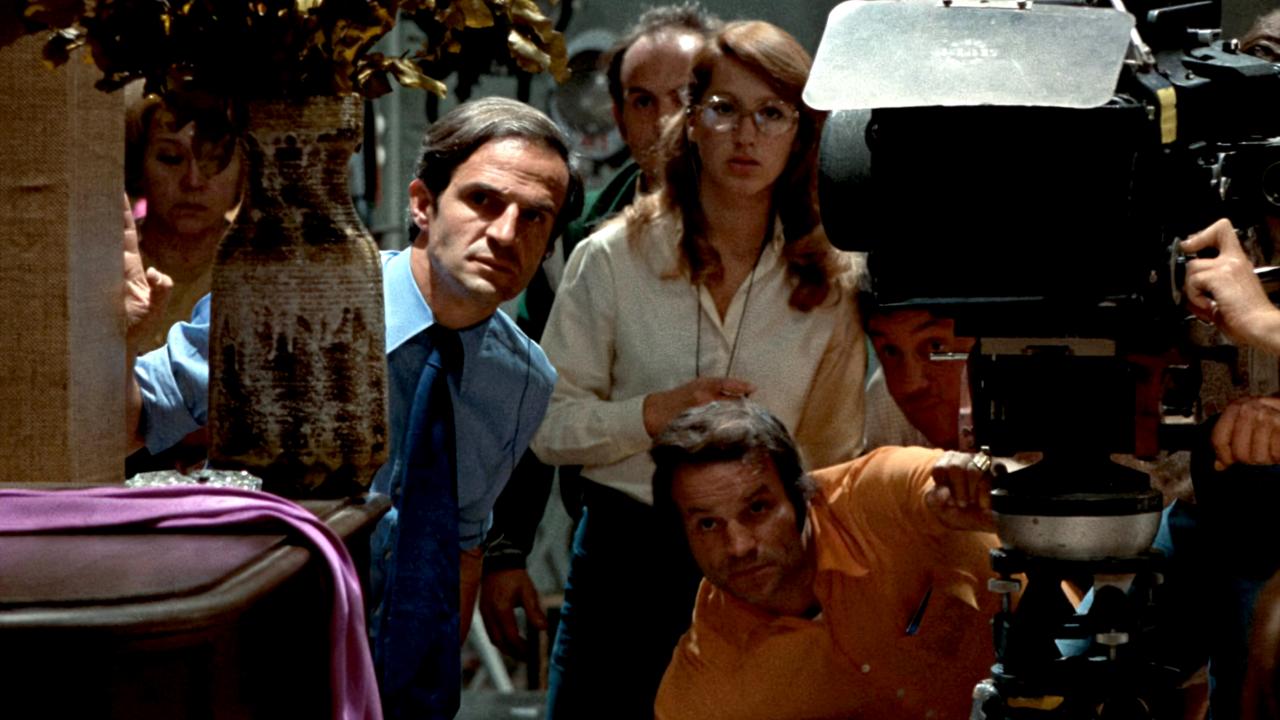 Still aus dem Drama DIE AMERIKANISCHE NACHT: Mehrere Person stehen auf einem Filmset hinter der Kamera und schauen in unsere Richtung.