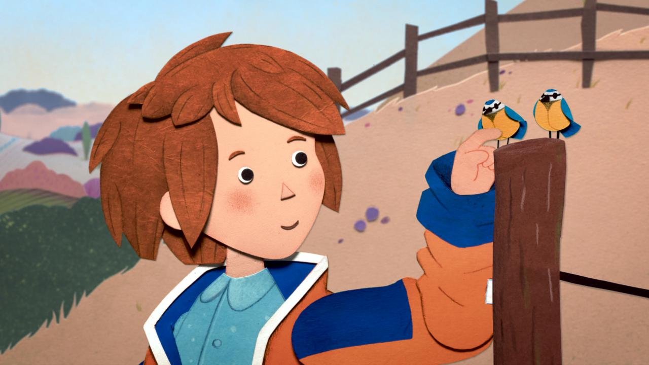 Filmstill aus dem Animationsfilm DIE SCHATZSUCHE IM BLAUMEISENTAL: Ein Mädchen steht in einer hügeligen Landschaft neben einem Zaun, auf dem zwei Blaumeisen sitzen.