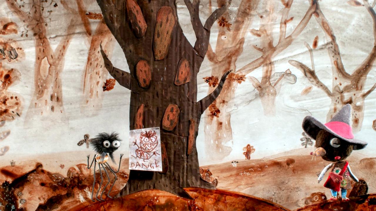 Still aus dem Animationsfilm C0EUR FONDANT: In einem Wald sind ein kleine Maulwurf-Figur und eine Spinne zu sehen. Die Spinne steht vor einem Baum, an dessen Stamm ein Bild von einem Monster hängt.