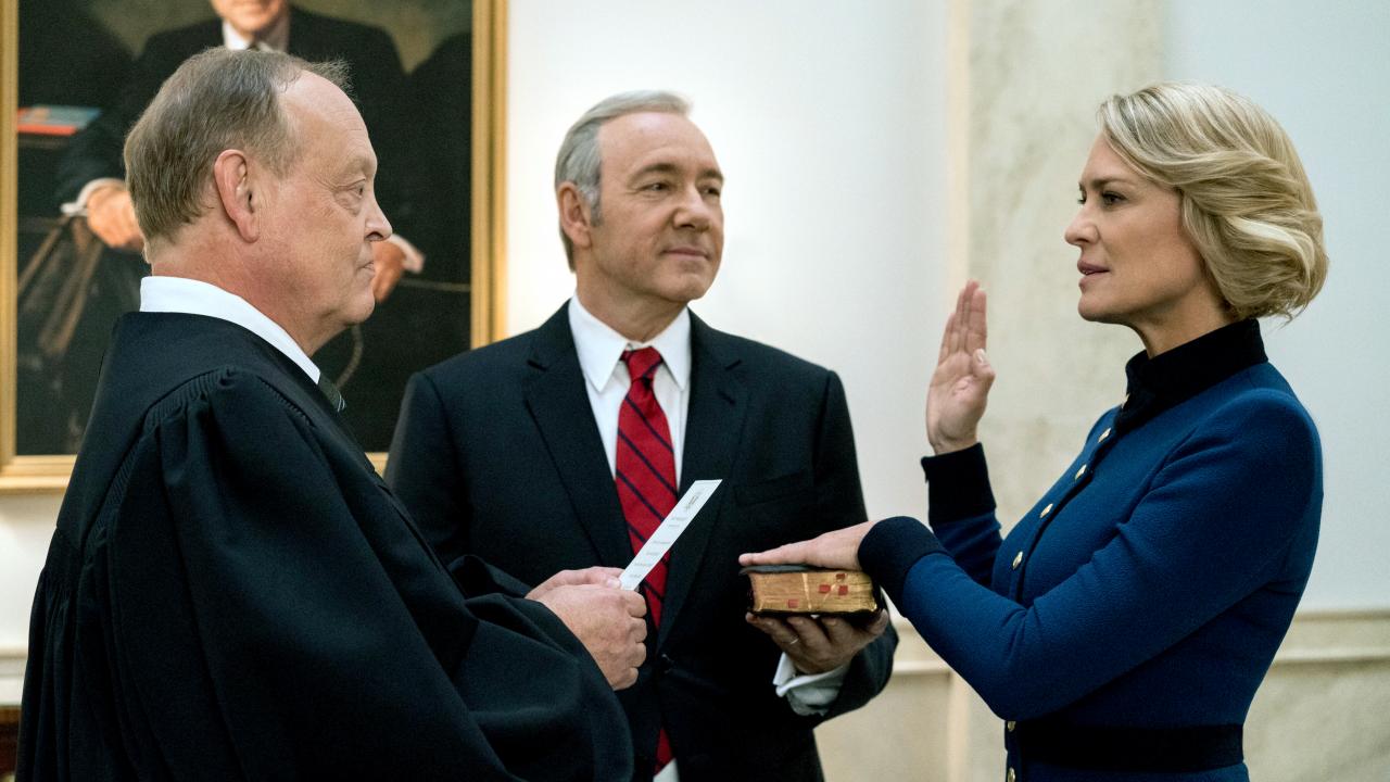 Still aus der Serie HOUSE OF CARDS: Vor dem Bild von US-Präsident Nixon wird eine Frau vereidigt.