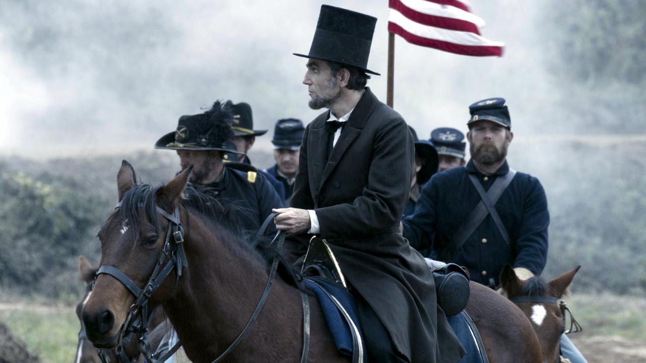 Werbefoto für das Biopic LINCOLN: Die Titelfigur reitet mit Soldaten über ein Schlachtfeld. 