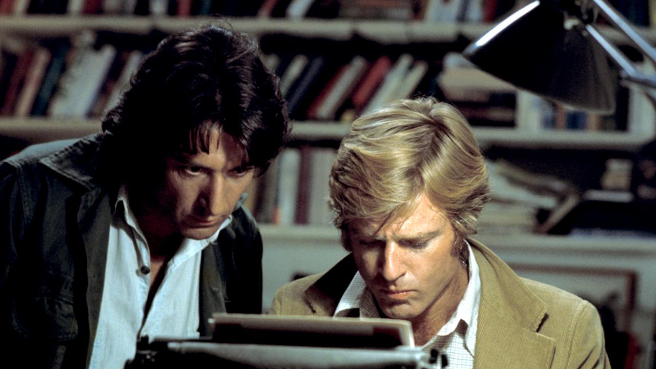 Still aus DIE UNBESTECHLICHEN: Zwei Männer – die Journalisten Carl Bernstein und Bob Woodward, gespielt von Dustin Hoffman und Robert Redford – sitzen konzentriert vor einer Schreibmaschine.