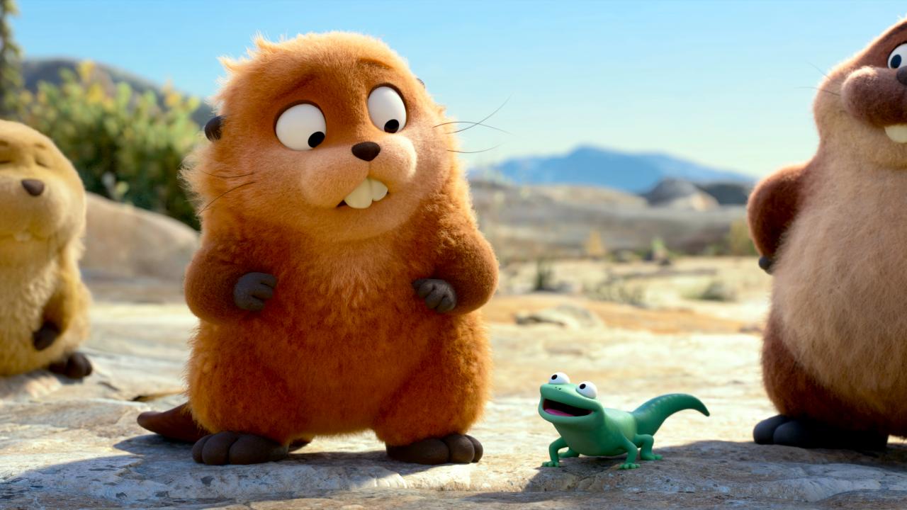 Still aus dem Animationsfilm HOPPERS: Ein kleiner Biber steht auf seinen Hintergüße und schaut fragend zu einem kleinen, grünen Reptil herunter. An den Bildränder sind zwei weitere Biber zu erkennen.
