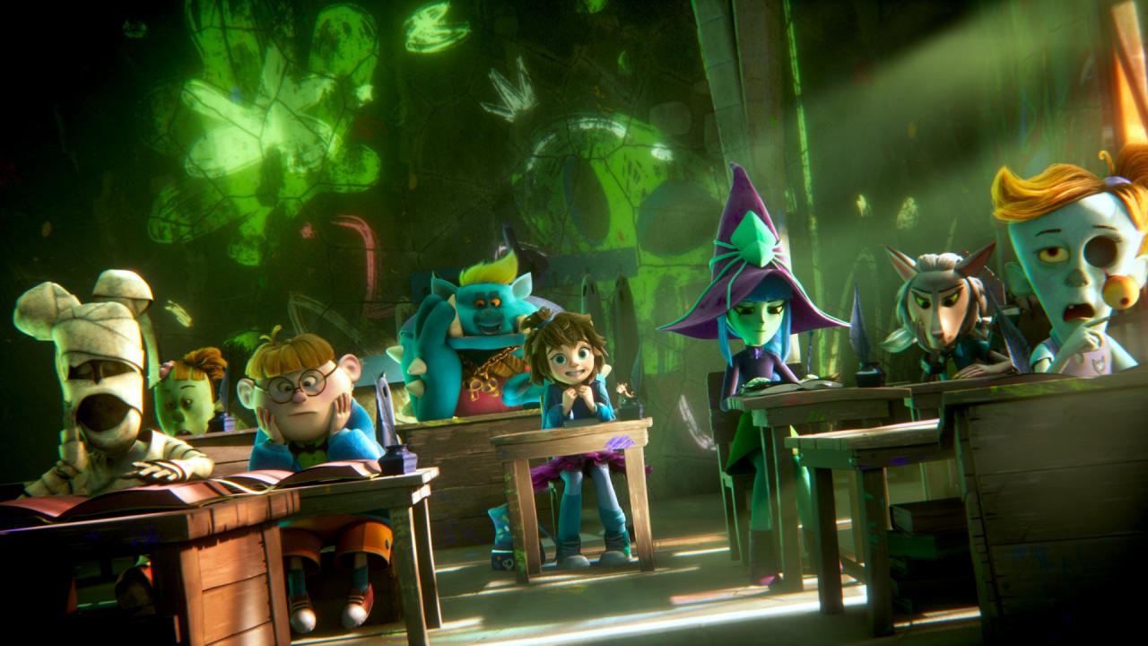 Still aus dem Animationsfilm MONSTER MIA: In einem grün ausgeleuchteten Klassenzimmer sitzen unter anderem eine Mumie, ein Zombie, eine Hexe, ein Monster und andere unheimliche Gestalten. An einem mittig platzierten Tisch sitzt ein Mädchen, das sich offenbar fürchtet.