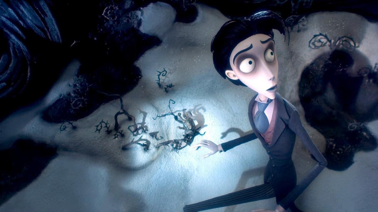 Still aus dem Puppentrickfilm CORPSE BRIDE – HOCHZEIT MIT EINER LEICHE: Eine männliche Figur sitzt auf dem Boden neben einem Ast und schaut erschrocken nach oben. Die Atmosphäre ist nächtlich, das Bild ist aus der Aufsicht aufgenommen..
