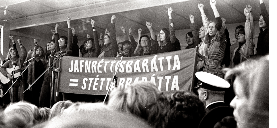 Archivmaterial: Frauen, die ihre Fäuste in die Höhe recken und für mehr Gleichberechtigung kämpfen.