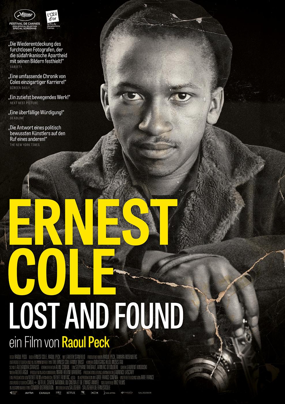 Plakat zum Dokumentarfilm ERNEST COLE. LOST AND FOUND: Schwarz-Weiß-Porträt des Schwarzen Fotografen Ernest Col. Der Filmtitel steht in der unteren Häfte des Bildes in großen gelben Buchstaben.