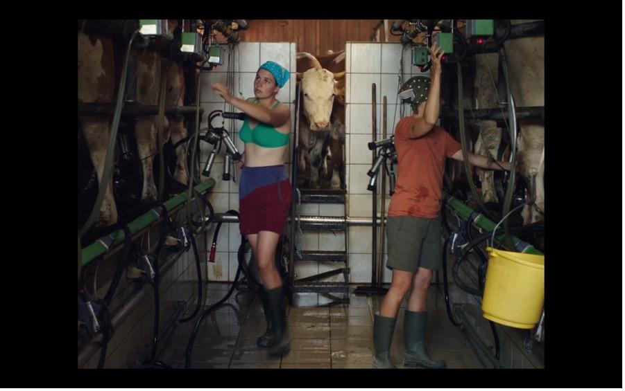 Screenshot aus MILCH INS FEUER: Katinka und ihre Mutter beim Melken im Stall.