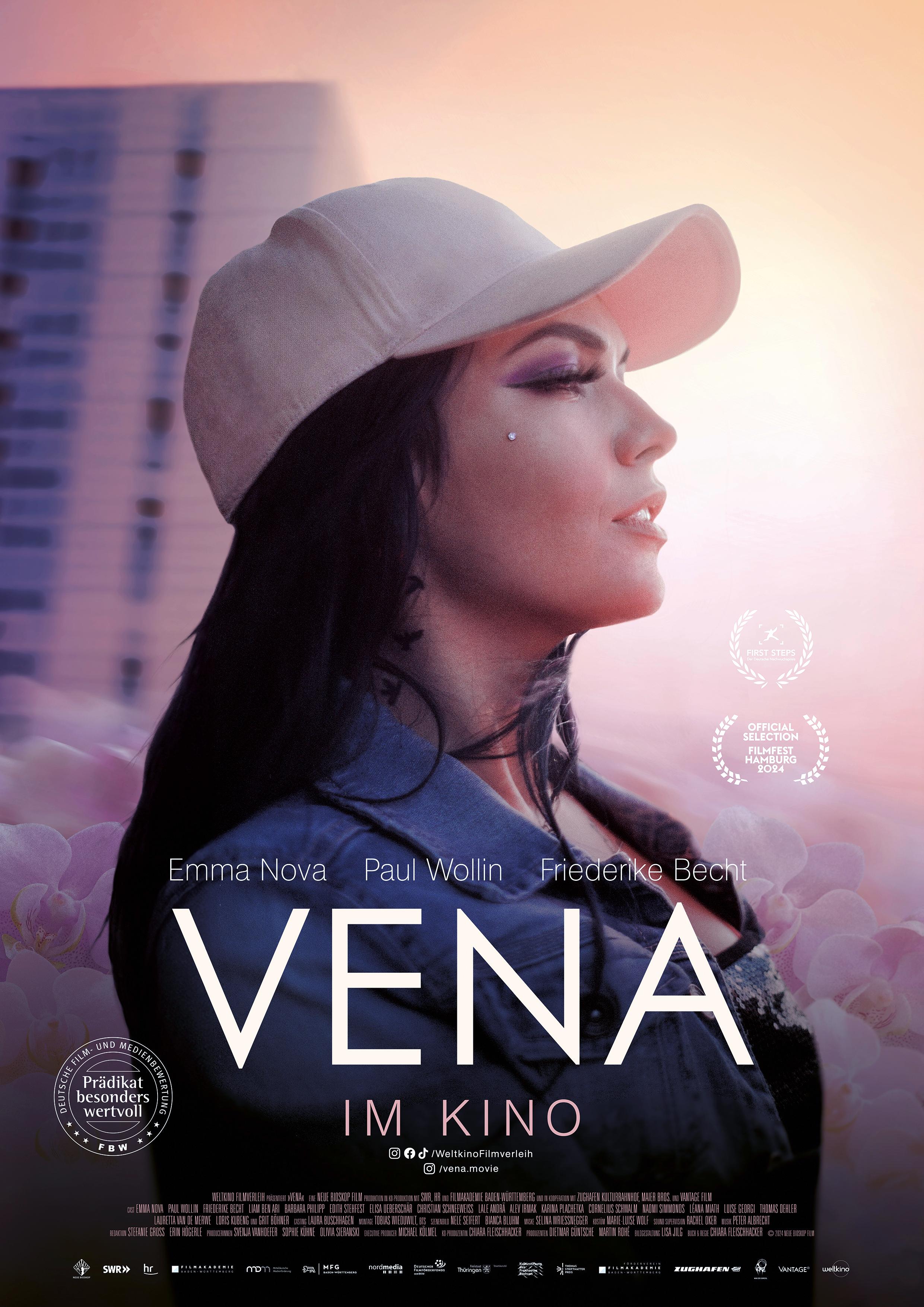 Filmplakat zum Drama VENA: Porträt einer jungen Frau im Profil. Sie trägt eine weiße Basecap, hat lange schwarte Haare und ist stark geschminkt. Im Hintergrund ist ein Hochaus zu sehen, der Himmel leuchtet in Pastelfarben. Der Filmtitel steht in weißen Buchstaben in der unteren Bildhälfte.