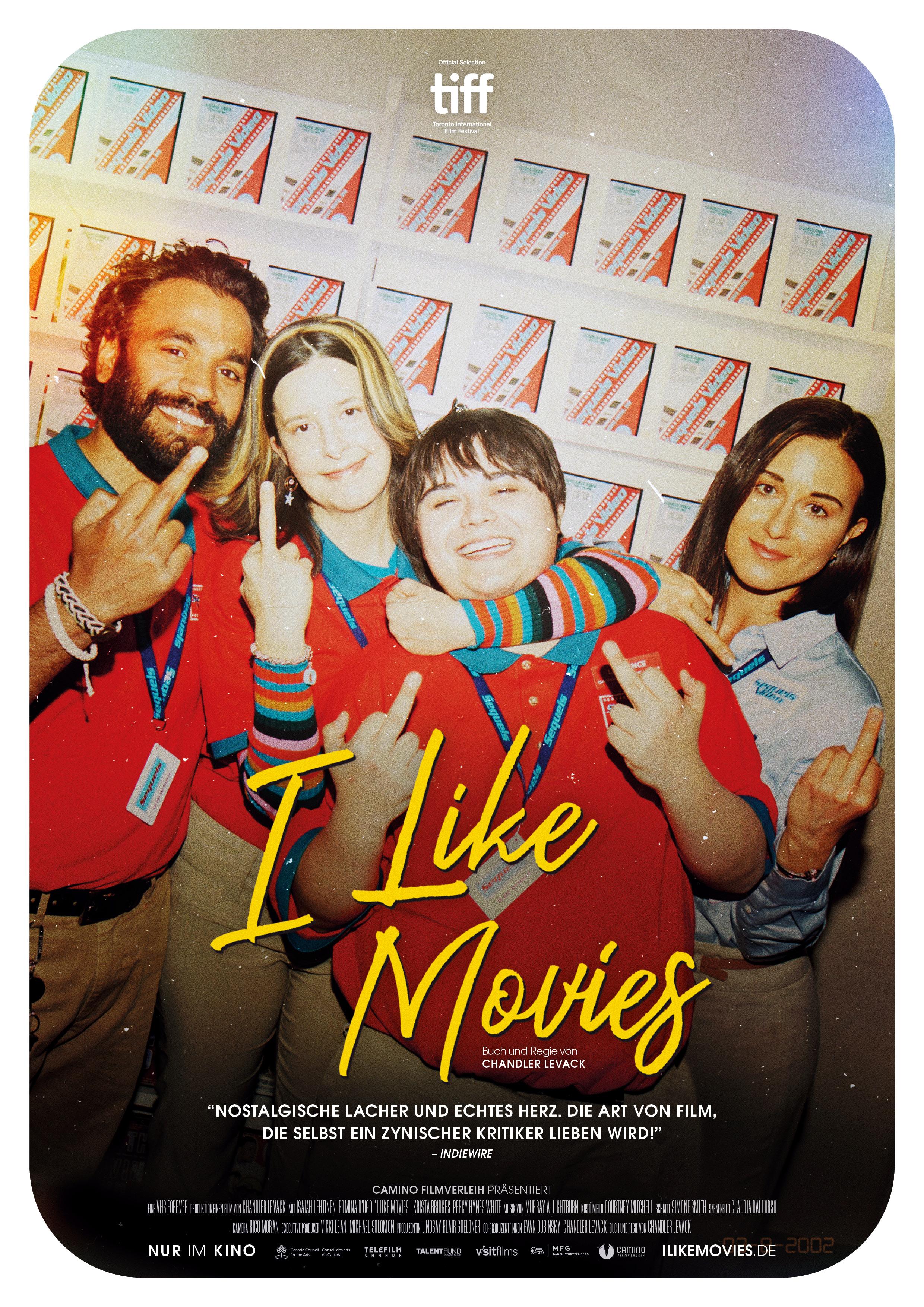 Plakat zum Drama I LIKE MOVIES: Ein Mann, zwei junge Frauen und ein Teenager stehen dicht nebeneinander und zeigen lächelnd den Stinkefinger. Darüber steht in gelben Buchstaben der Filmtitel.