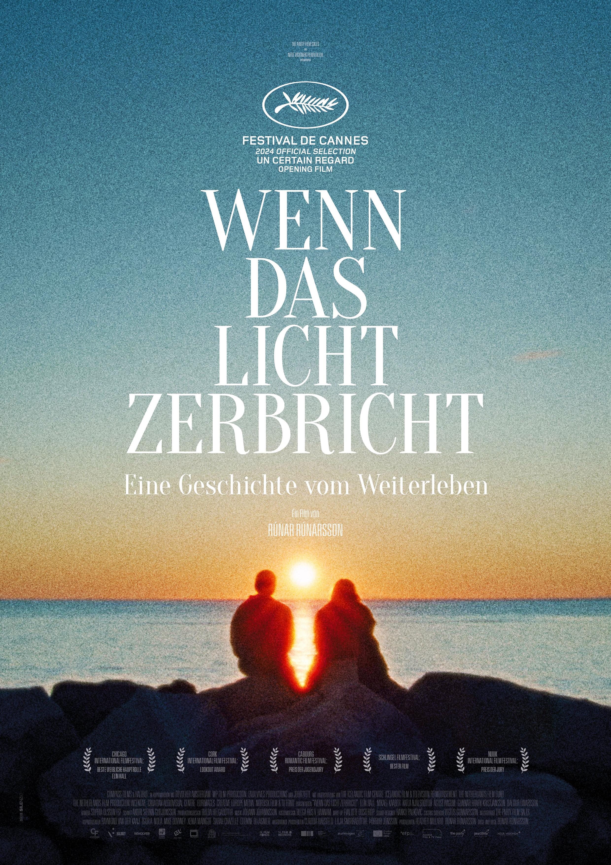 Plakat zum Drama WENN DAS LICHT ZERBRICHT: Im Gegenlicht sitzen zwei Menschen auf Felsen am Meer und schauen auf die untergehende Sonne. Mittig steht darüber in weißen Buchstaben der Filmtitel.