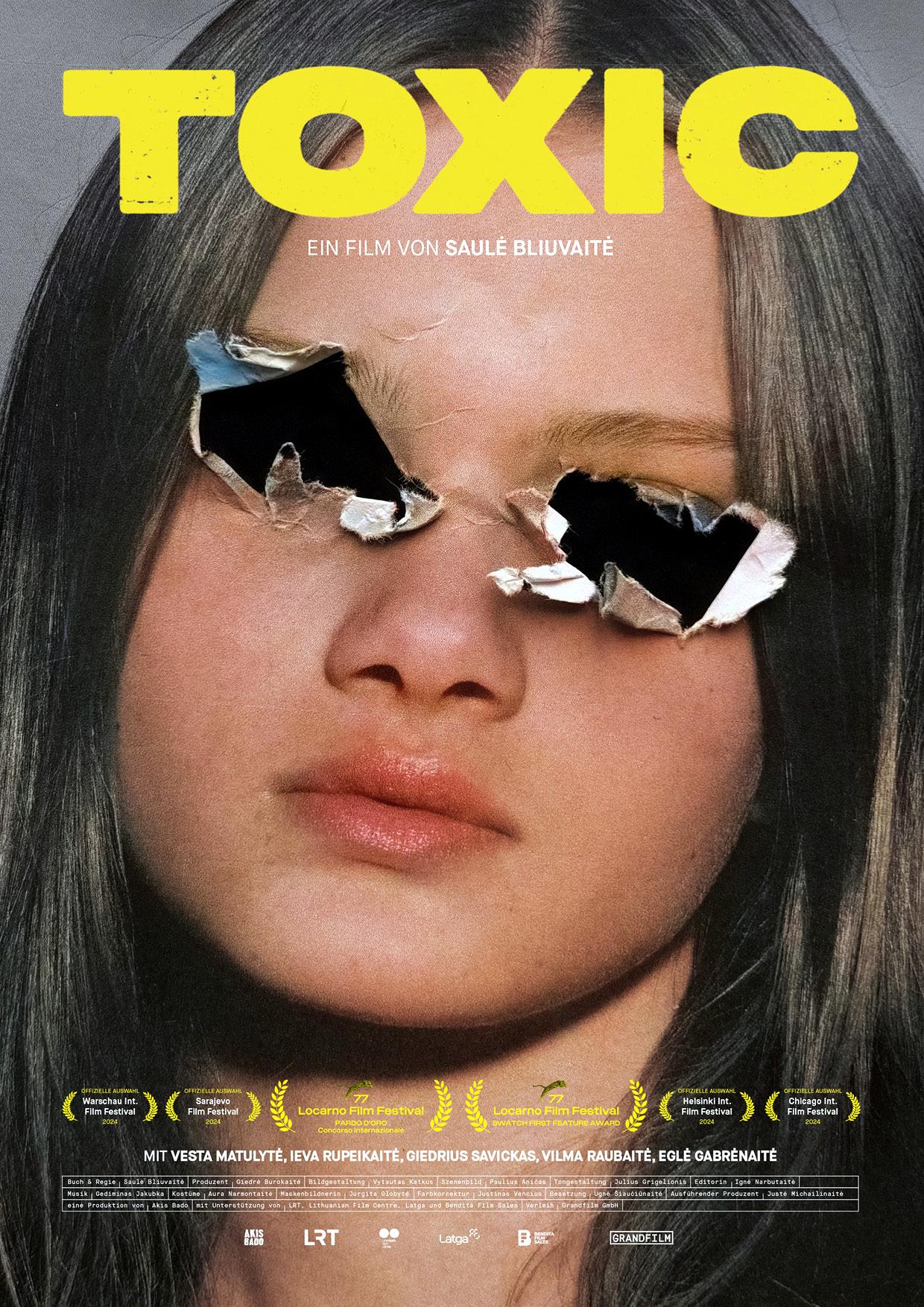 Filmplakat zum Drama TOXIC: Großaufnahme eines Mädchengesichts, die Augen sind aus dem herausgerissen. Darüber steht in dicken, gelben Buchstaben der Filmtitel.