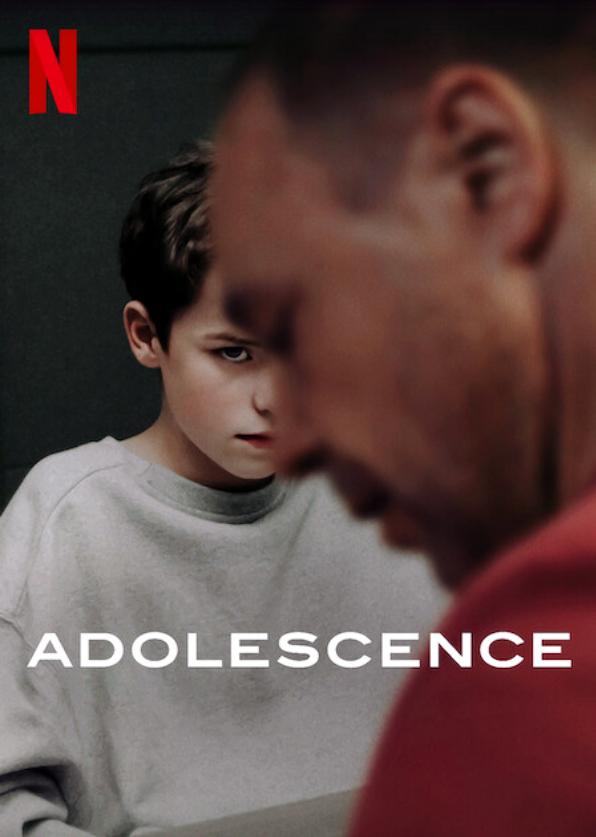 Plakat zu Mini-Serie ADOLESCENCE: Im Vordergrund ist unscharf der Kopf eines erwachsenen Mannes zu sehen. Im Hintergrund steht ein Junge und schaut ihn an. Der Junge ist deutlich zu erkennen,