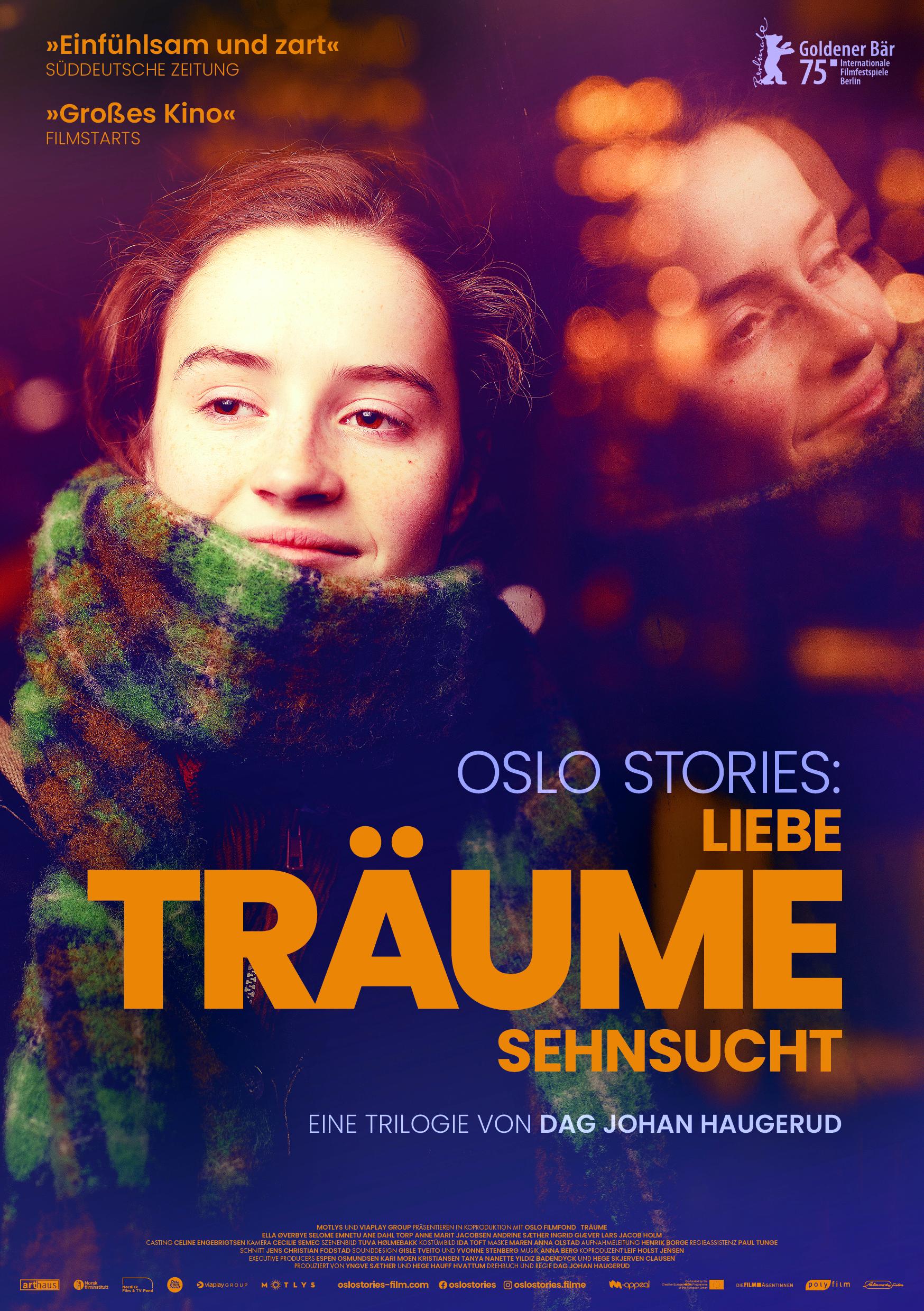 Plakat zum Drama OSLO-STORIES:TRÄUME: Im Mittelpunkt des Plakats ist das Gesicht einer jungen Frau zu sehen, die lächelt. Ihr Bild spiegelt sich. Der Filmtitel steht in orangefarbenen Buchstaben in der unteren Hälfte des Plakats.