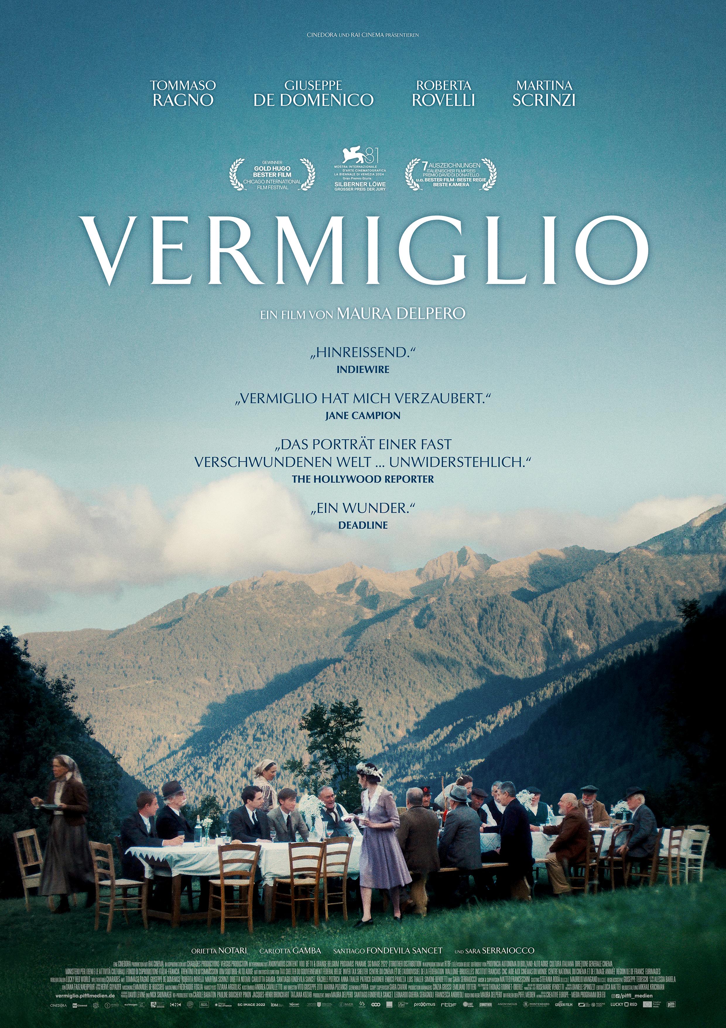 Plakat zum Drama VERMIGLIO: Vor einem Alpenpanorama steht auf einer Wiese eine gedeckte Tafel, an der Männer sitzen, während zwei Frauen geschäftig umherlaufen. Darüber steht in weißen Buchstaben der Filmtitel.