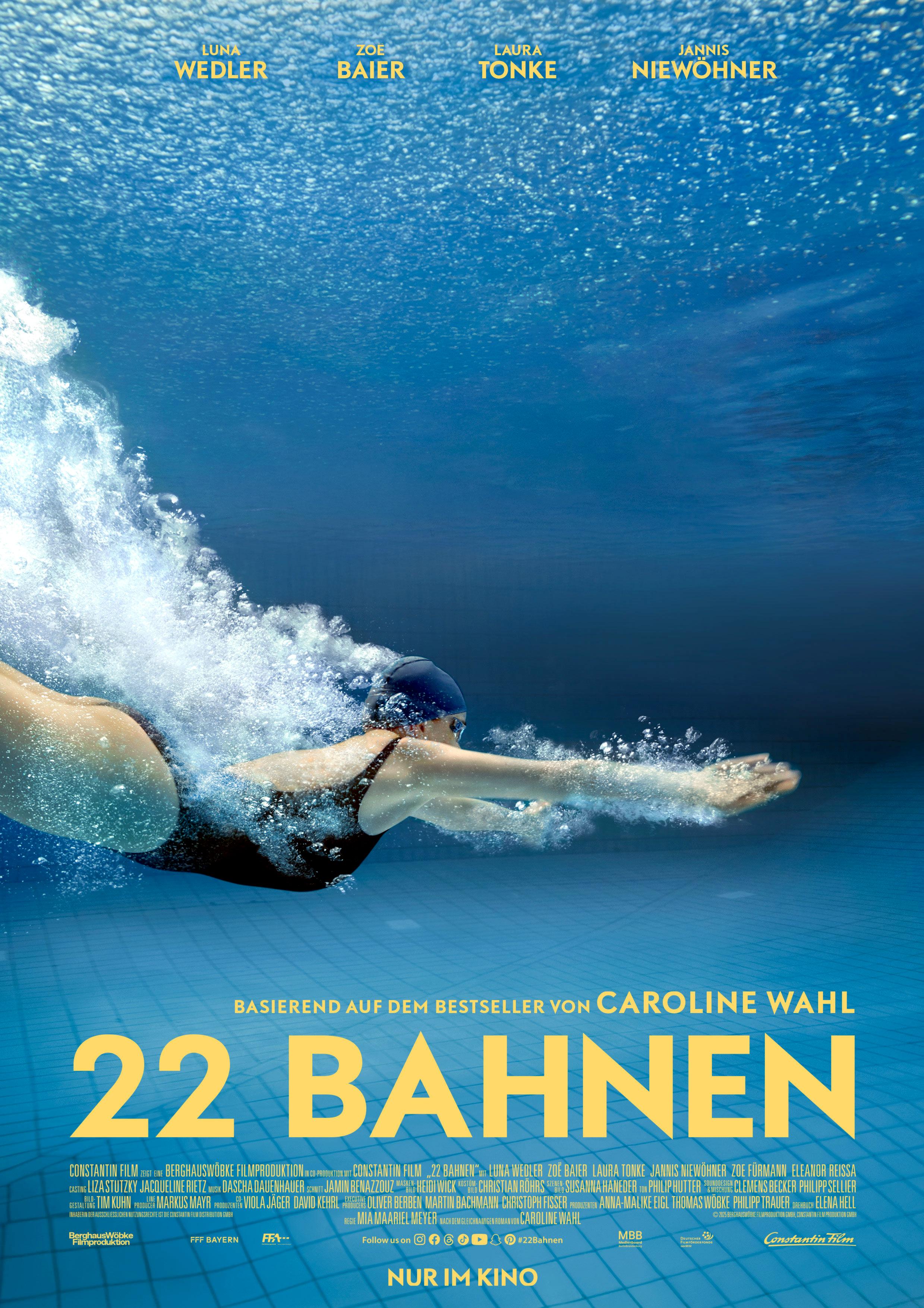 Plakat zum Drama 22 BAHNEN: Eine Unterwasseraufnahme einer Schwimmerin, die gerade ins Wasser eingetaucht ist. Der Titel steht in gelben Buchstaben darunter.