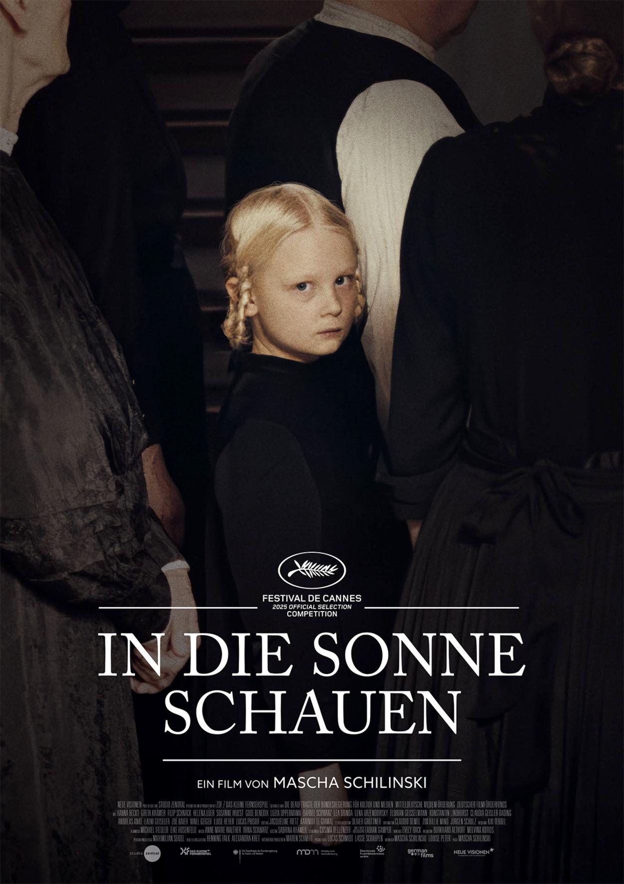 Plakat zum Drama IN DIE SONNE SCHAUEN: Ein blondes Mädchen, gekleidet im Stil um 1900, steht zwischen den Rücken von Erwachsenen und schaut ernst in die Kamera. Darunter steht der Filmtitel.