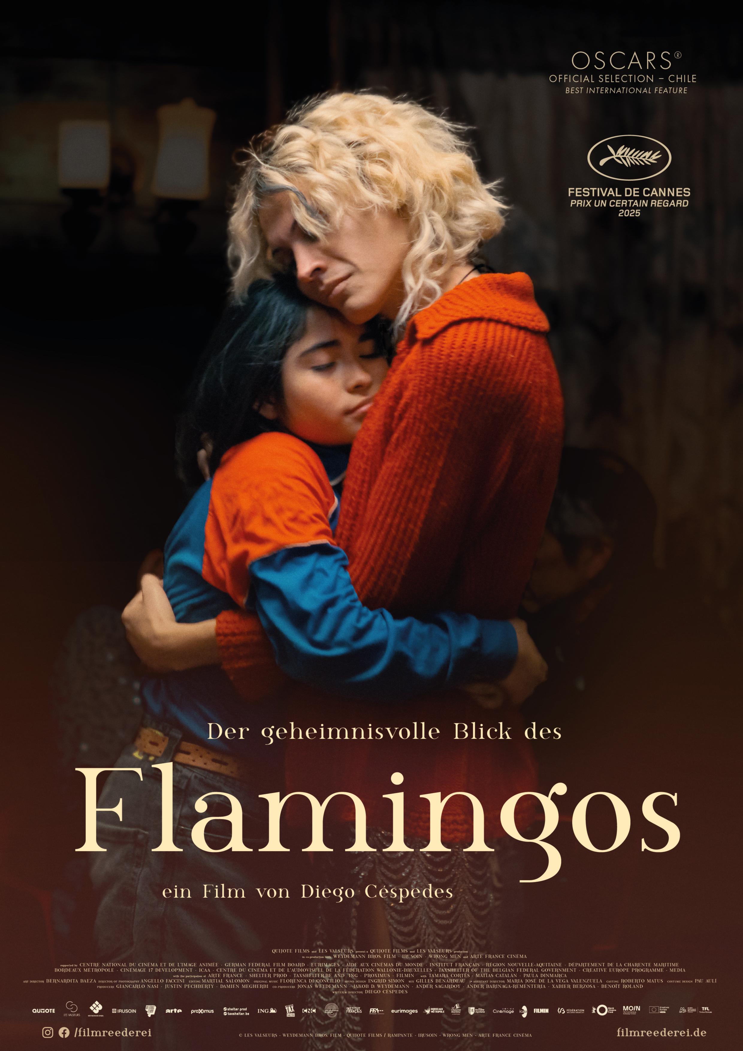 Filmplakat zum Drama DER GEHEIMNISVOLLE BLICK DES FLAMINGOS: Im Zentrum steht ein schwarzhaariges, indigenes Mädchen, das eine blonde Person umarmt. Beide haben ihre Augen geschlossen. Darunter steht der Filmtitel.