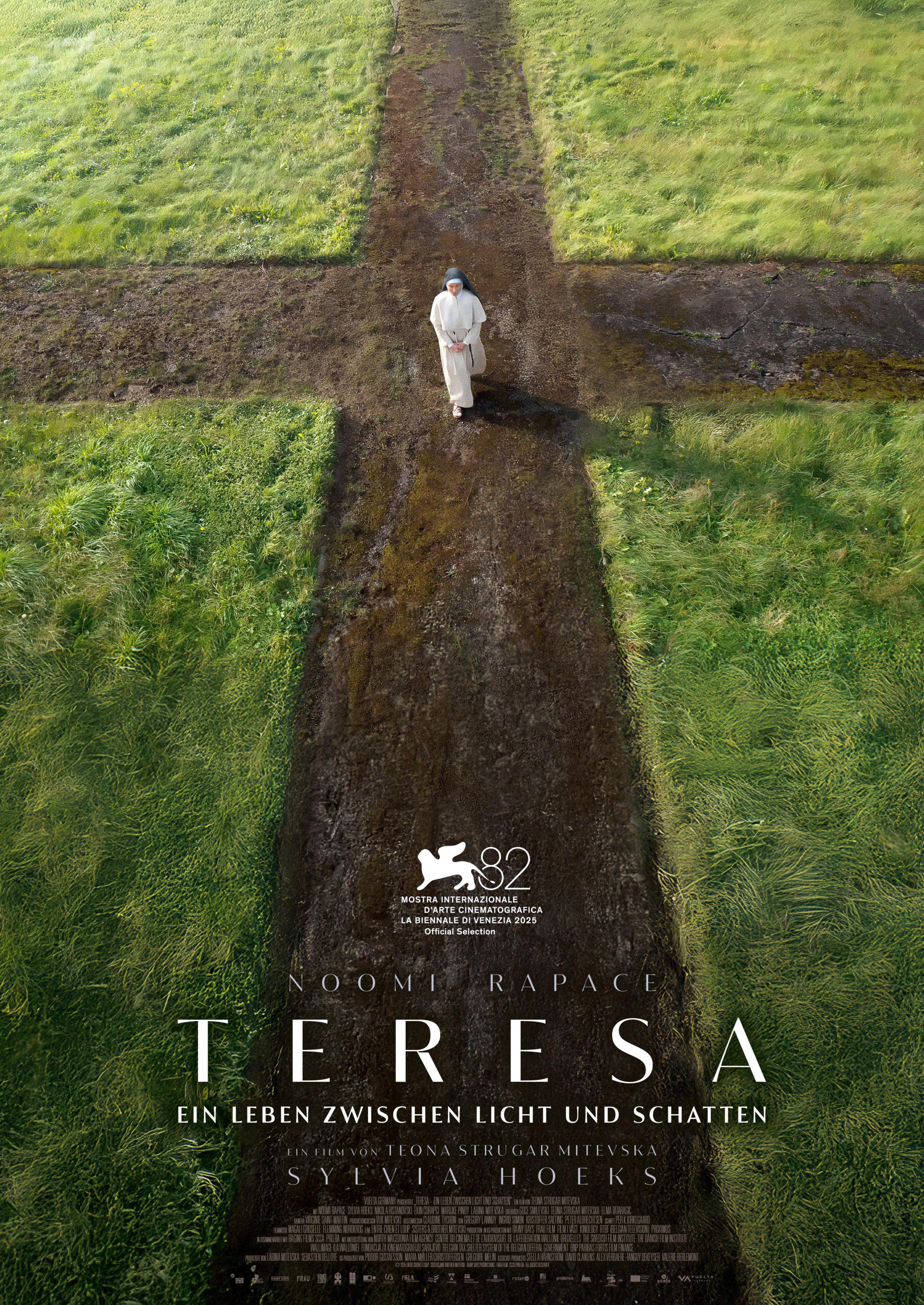 Filmplakat zum Biopic TERESA – EIN LEBEN ZWISCHEN LICHT UND SCHATTEN: Aus der Vogelperspektive: Zwei Wege kreuzen sich auf einer Rasenfläche und ergeben so ein Kreuz. In der Mitte ist eine weiß gekleidetete Nonne zu sehen. Am unteren Bildrand steht der Filmtitel.