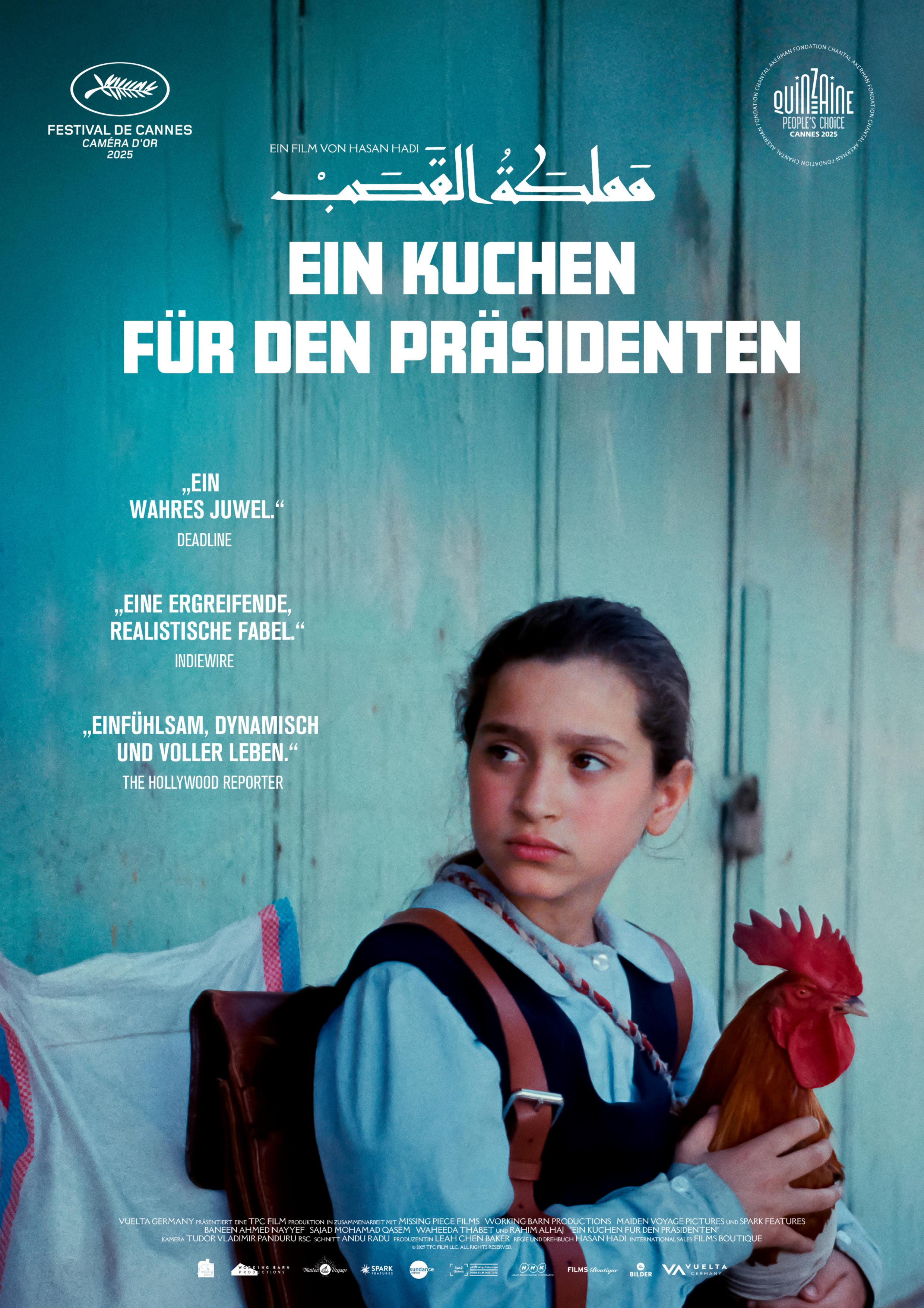 Filmplakat zum Drama EIN KUCHEN FÜR DEN PRÄSIDENTEN: Ein Mädchen mit Schulranzen steht vor einer hellblauen Holzwand. Sie hält einen Hahn in den Händen und schaut zur Seite.