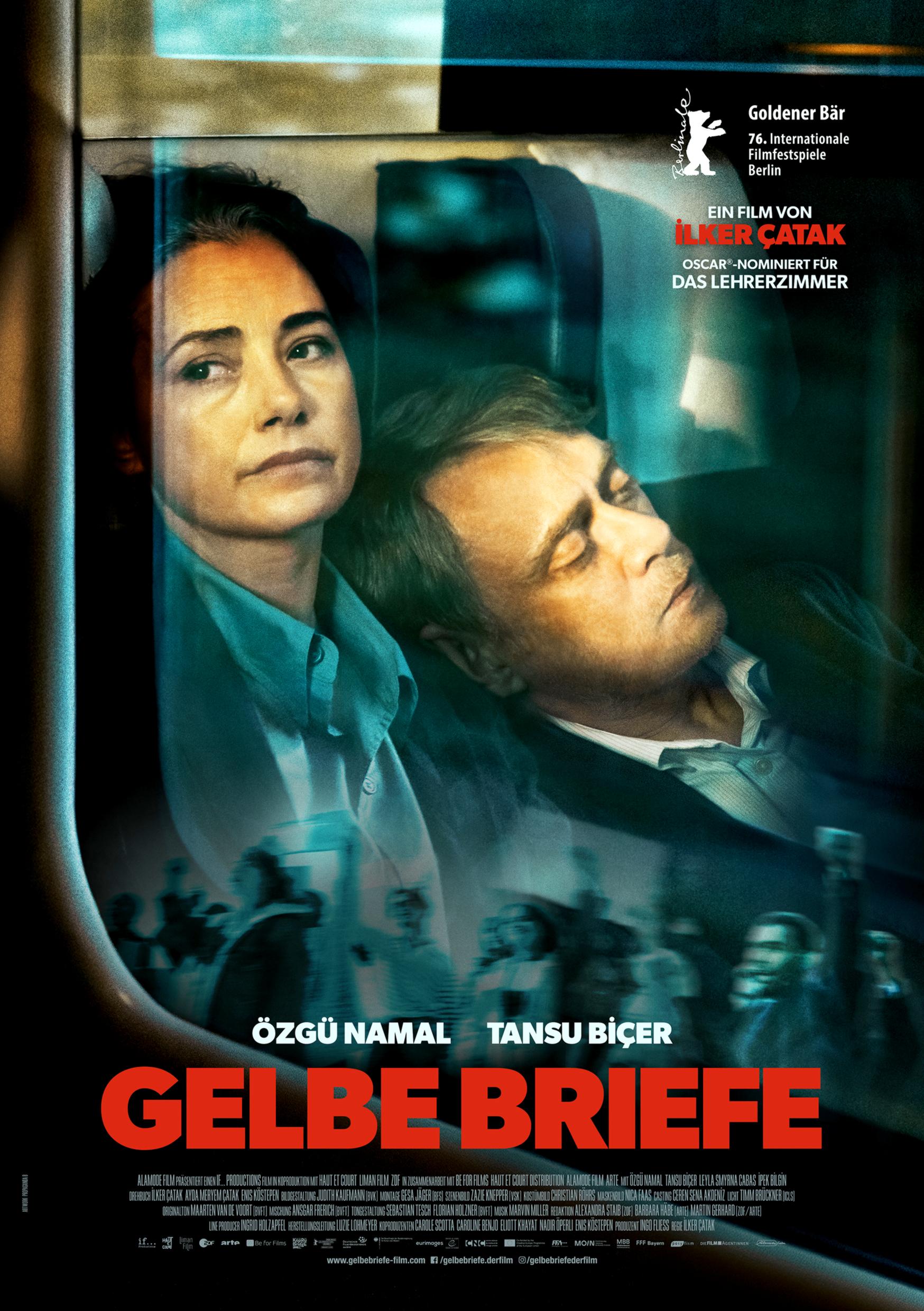 Filmplakat zum Drama GELBE BRIEFE: Blick von außen in ein Zugabteil, in dem eine Frau und ein Mann sitzen. Die Frau schaut aus dem Fenster. Der Mann lehnt an ihr und schläft.