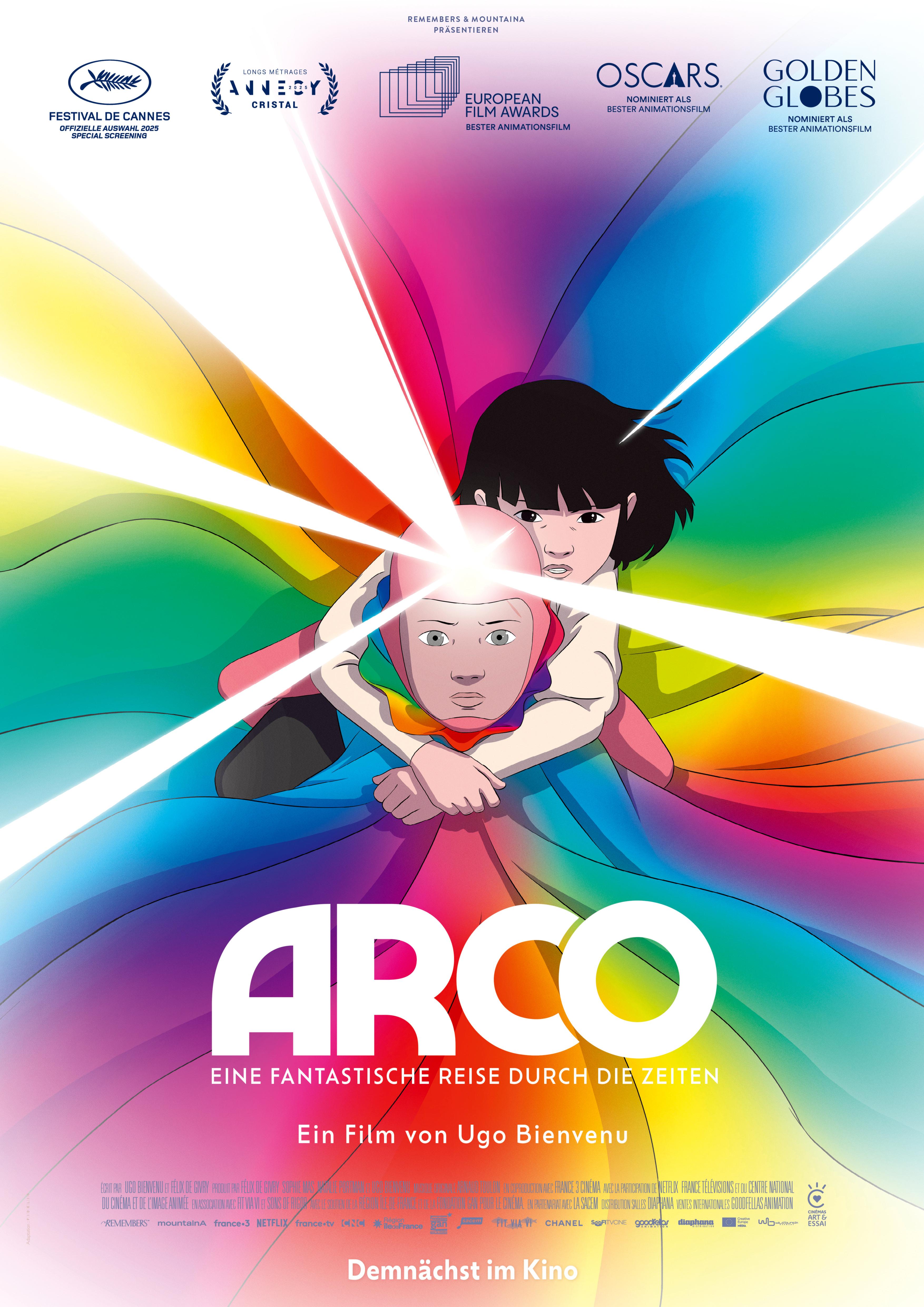 Plakat zum Animationsfilm ARCO: In der Bildmitte ist ein Mädchen auf dem Rücken eines Jungen zu sehen, die auf die Betrachtenden zu fliegen. Von der Stirn des Jungen gehen weiße Strahlen aus. Der Hintergrund ist in Regenbogenfarben gestaltet. Der Titel steht in weißen Buchstaben unter den Figuren.