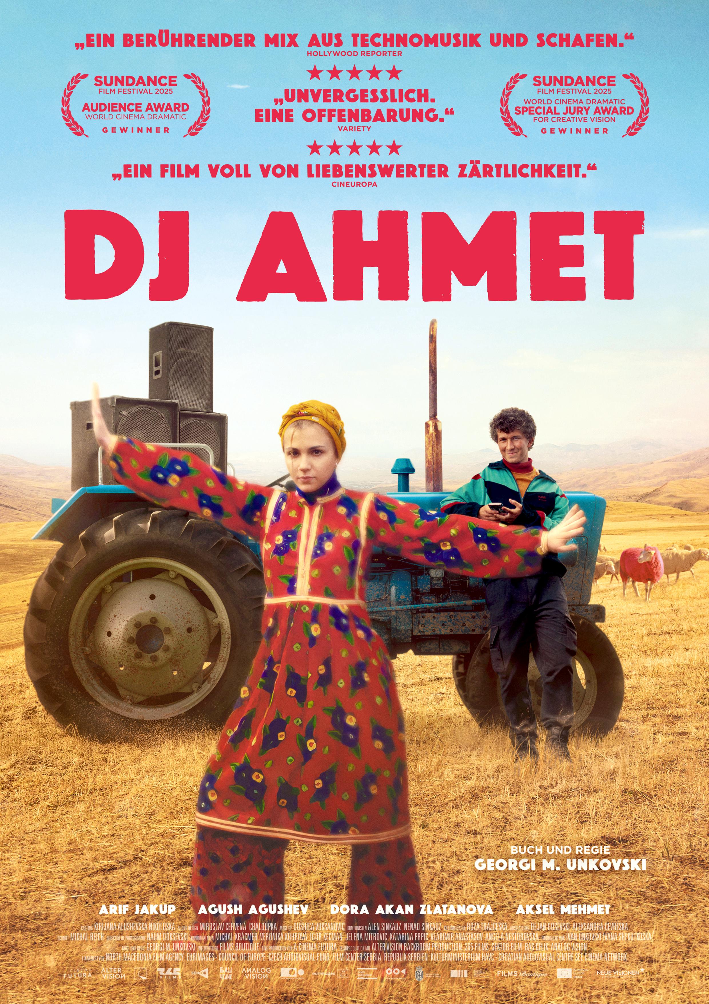 Filmplakat zum Drama DJ AHMET: Ein Mädchen in nordmazedonischer Tracht steht vor einem alten Traktor in Tanzpose. Ein etwa 15-jähriger Junge schaut ihr zu, er ist an den Traktir gelehnt.