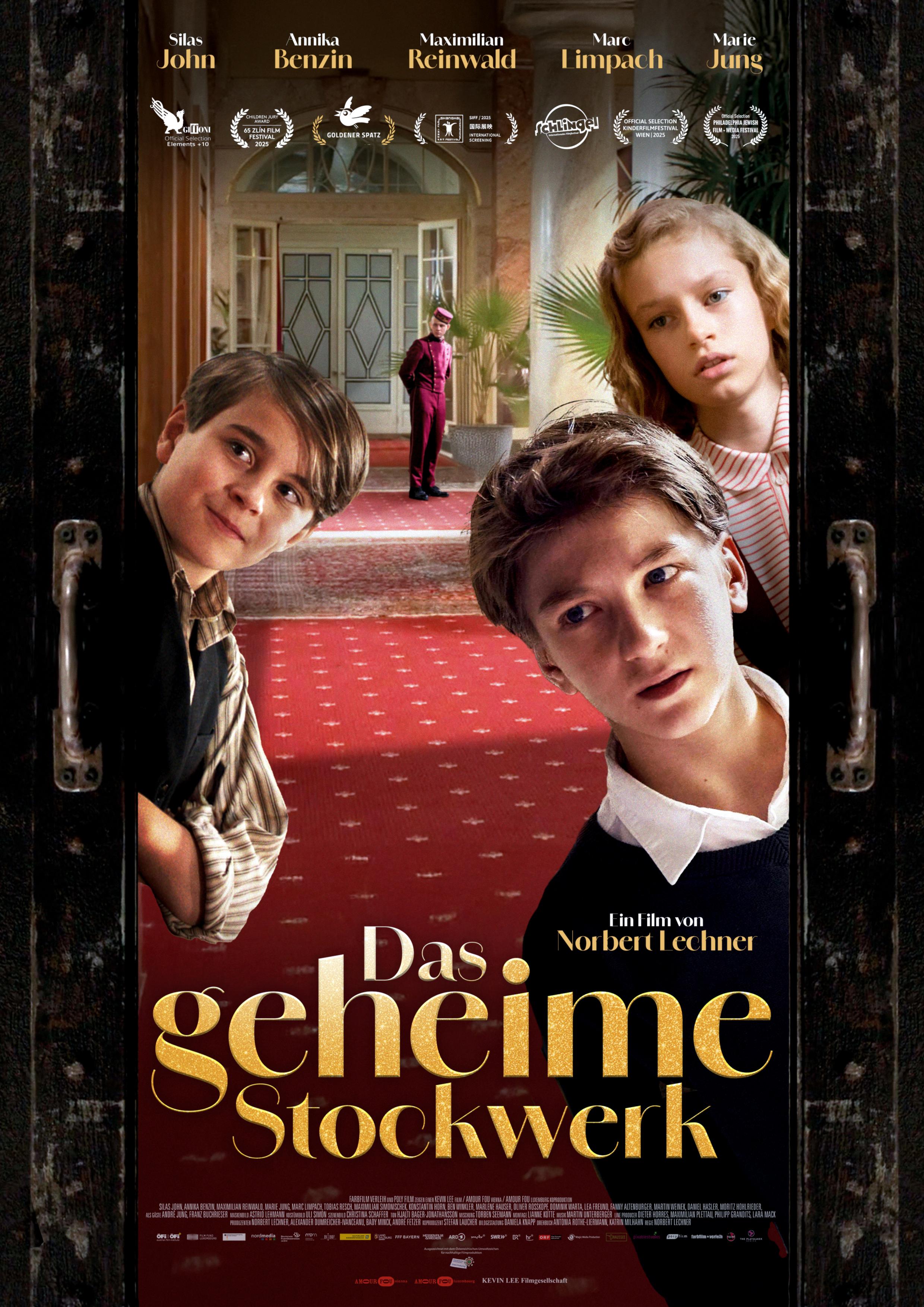 Filmplakat zum Kinderspielfilm DAS GEHEIME STOCKWERK: Das Plakat ist von den Flügeln einer Tür gerahmt, die den Blick in die Lobby eines altmodischen Hotels freigibt. Zwei Jungen und ein Mädchen stehen an diesem Rahmen und schauen durch die offen Tür in Richtung der Betrachtenden. 