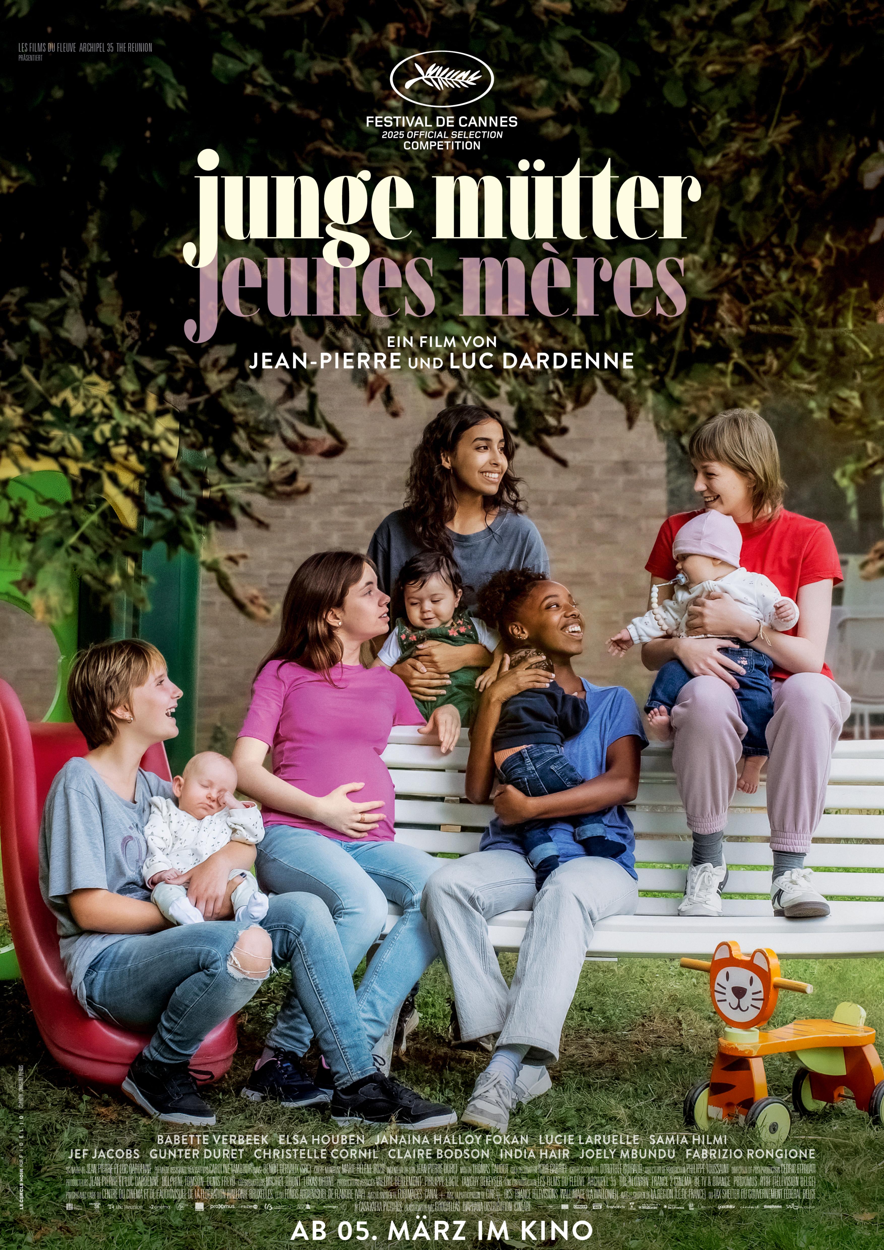 Filmplakat zum Drama JEUNES MÈRES – JUNGE MÜTTER: Fünf Mädchen im Teenageralter sitzen in einem Garten auf einer weißen Bank. Eine ist schwanger, die anderen halten Babys in ihren Armen. Darüber steht in Deutsch und Französisch der Filmtitel.