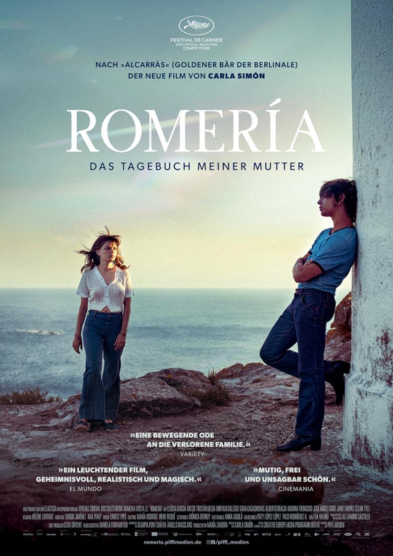Filmplakat zum Drama ROMERÍA – DAS TAGEBUCH MEINER MUTTER: Auf einer Klippe lehnt ein junger Mann an einer Wand. Eine junge Frau geht auf ihn zu. Sie schauen sich an. Im Hintergrund ist das Meer und ein weiter Horizont zu sehen. Mittig darüber stehtd er Filmtitel.
