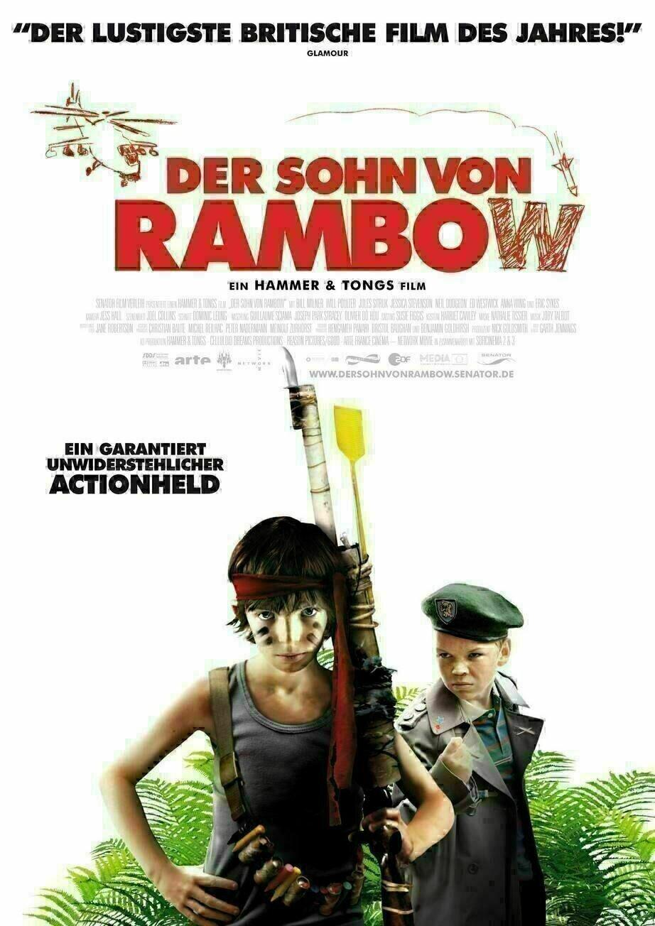 Filmplakat zu DER SOHN VON RAMBOW: Zwei Jungen, gekleidet Krieger un Soldat, schauen grimmig in die Kamera. Darüber steht in Rot der Filmtitel.