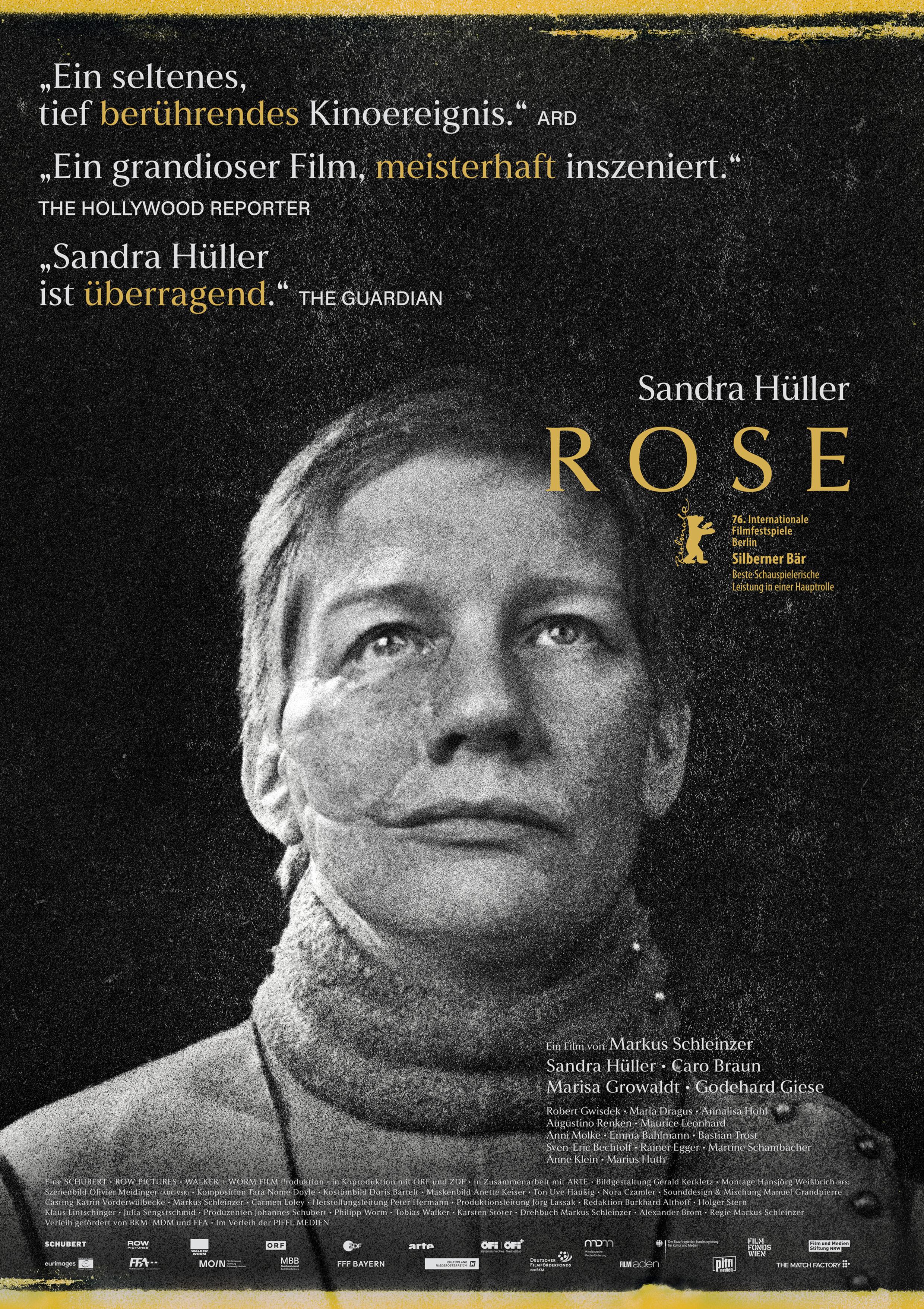 Plakat zum Drama ROSE: Ein fast bildfüllenden Porträt einer Pesron, die androgyn wirkt. Das Bild ist in Schwarz-Weiß, der Titel steht in gelber Schrift auf dem Plakat.