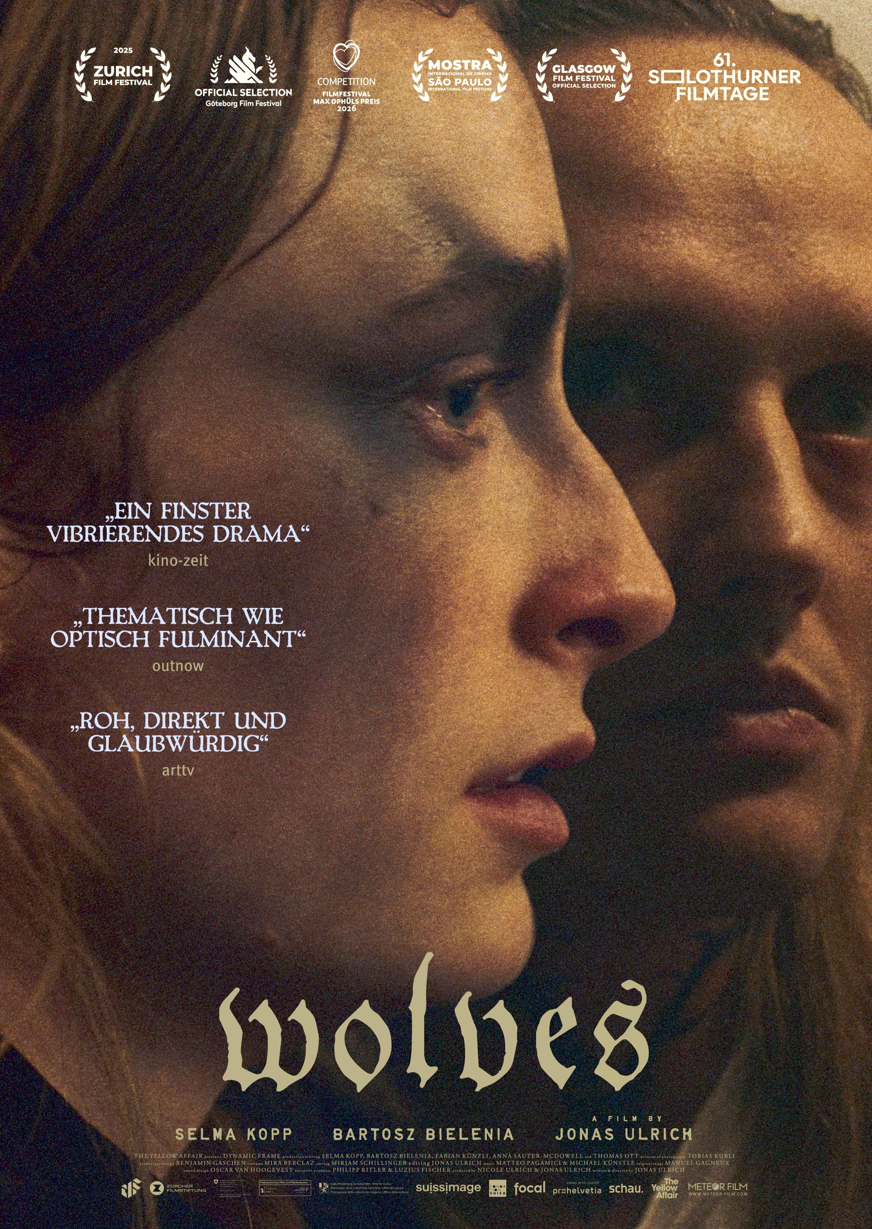 Plakat zum Drama WOLVES: Großaufanhme von zwei Gesichtern, die düster geschminkt sind.