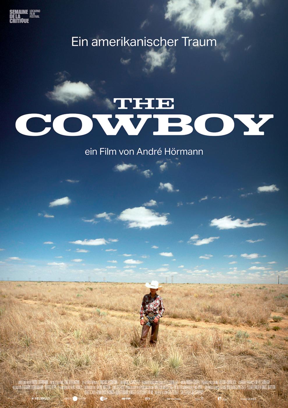 Plakat zum Dokumentarfilm THE COWBOY: In einer Prärielandschaft mit weitem Himmel steht ein junger Mann mit Cowboyhut. Darüber steht in weißer Schrift der Filmtitel.