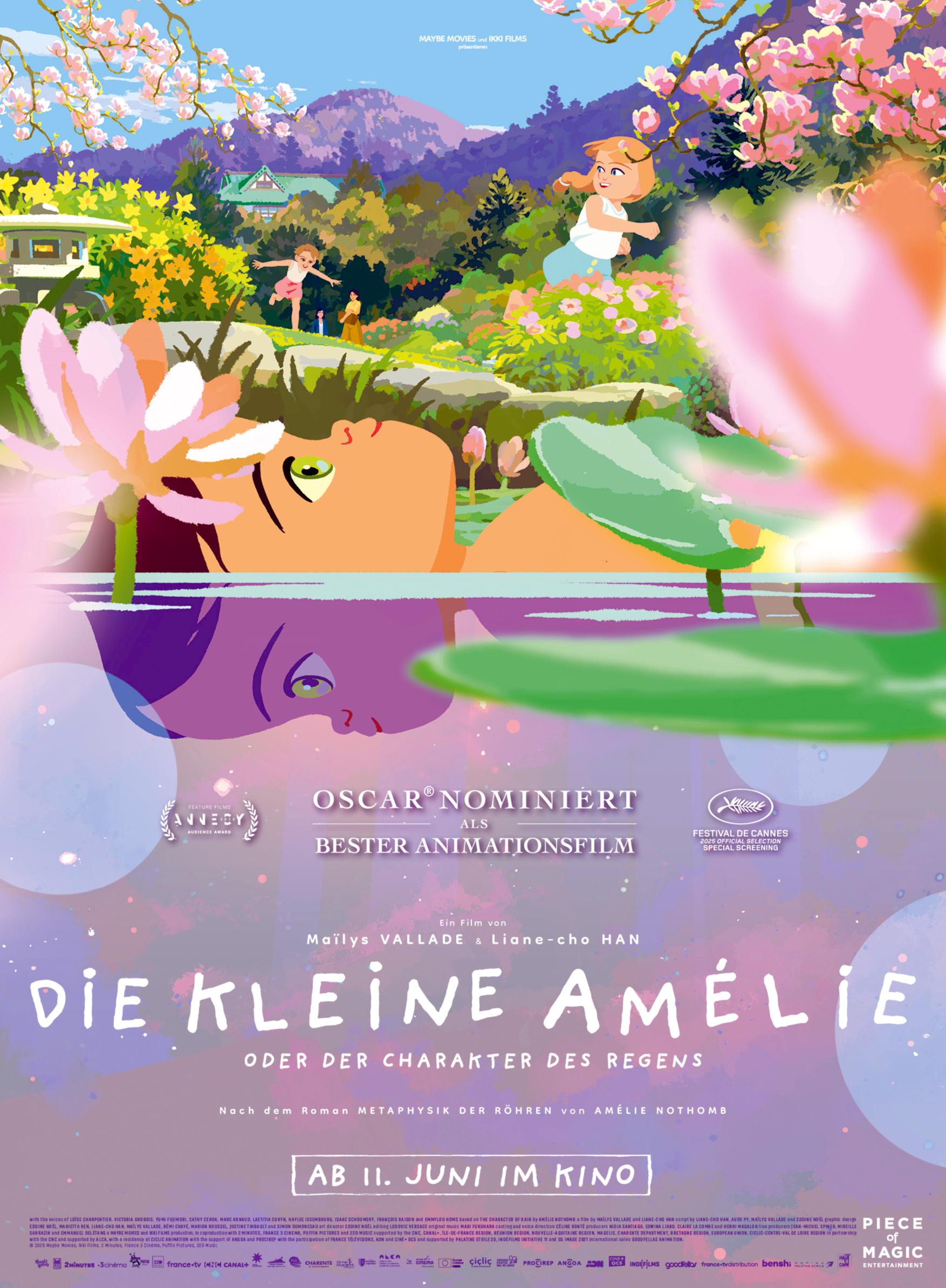 Plakat zum Animationsfilm DIE KLEINE AMÉLIE ODER DER CHARAKTER DES REGENS: Bunte Illustration: Ein Mädchen liegt ruhig auf dem Rücken in einem Teich zwischen Seerosen, ihr Gesicht spiegelt sich im Wasser. Dahinter ein blühender Frühlingsgarten mit Kindern, Magnolien und Bergen. Der Filmtitel samt Kinostart-Hinweis ist im unteren Drittel des Bildes platziert..