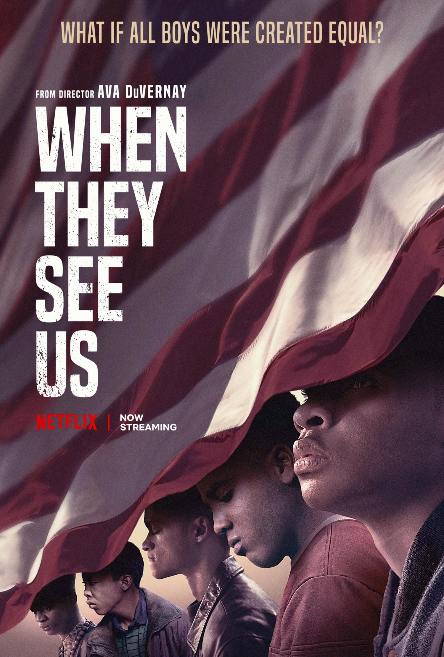 Poster zur Serie WHEN THEY SEE US: Im unteren Drittel sind die Gesichter von fünf jungen Männern of Colour zu sehen. Ihre Gesichter werden fast von einer großen US-Flagge verdeckt.