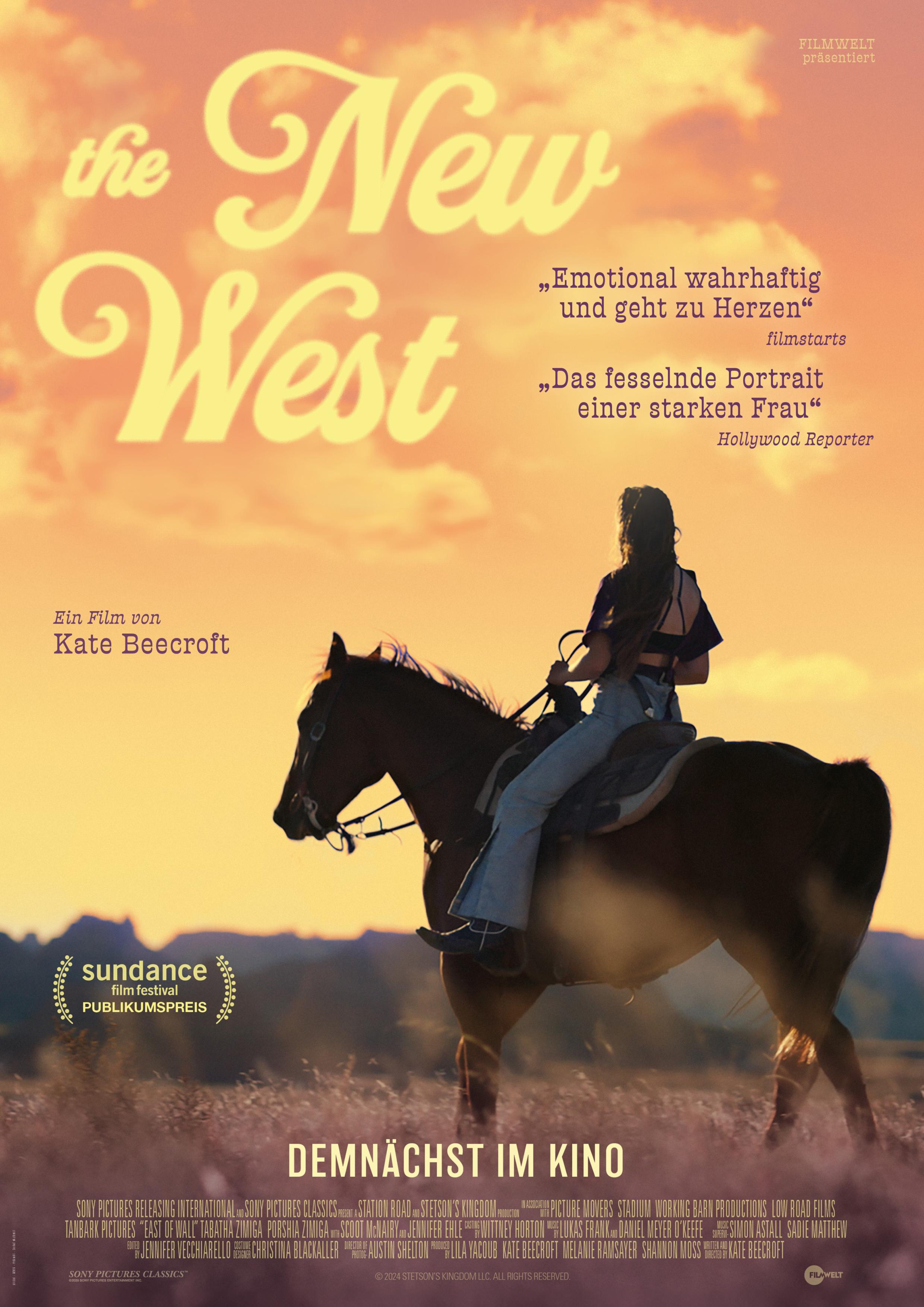 Filmplakat zum Drama THE NEW WEST: Vor einem orange-farbenden Himmel mit gelben Wolken reitet eine Frau auf einem Pferd. Der Filmtitel steht in gelber verschnörkelter Schrift auf dem Himmel.