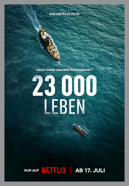 Plakat zum Drama 23.000 Leben: In der Aufsicht sieht man ein kleines Boot aus dem weiten Meer. Ein größeres Boot fahrt in dessen Richtung. In der Bildmitte steht in weißen Buchstaben der Filmtitel.