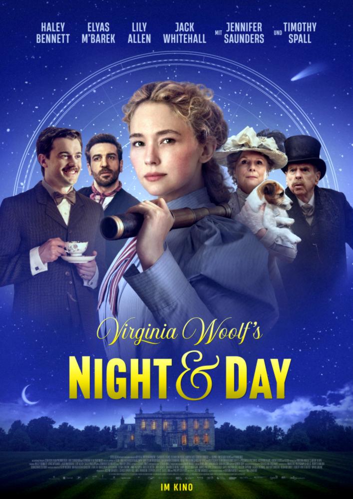 Plakat zur Komödie VIRGINIA WOOLF'S NIGHT & DAY: Vor einem dunkelblauen Hintergrund, der einem Nachthimmel nachempfunden ist, ist eine junge Frau aus dem 19. Jahrhndert zu sehen. Sie hält ein Teleskop in der Hand. Um sie herum sind drei Männer und eine ältere Frau angeordnet.