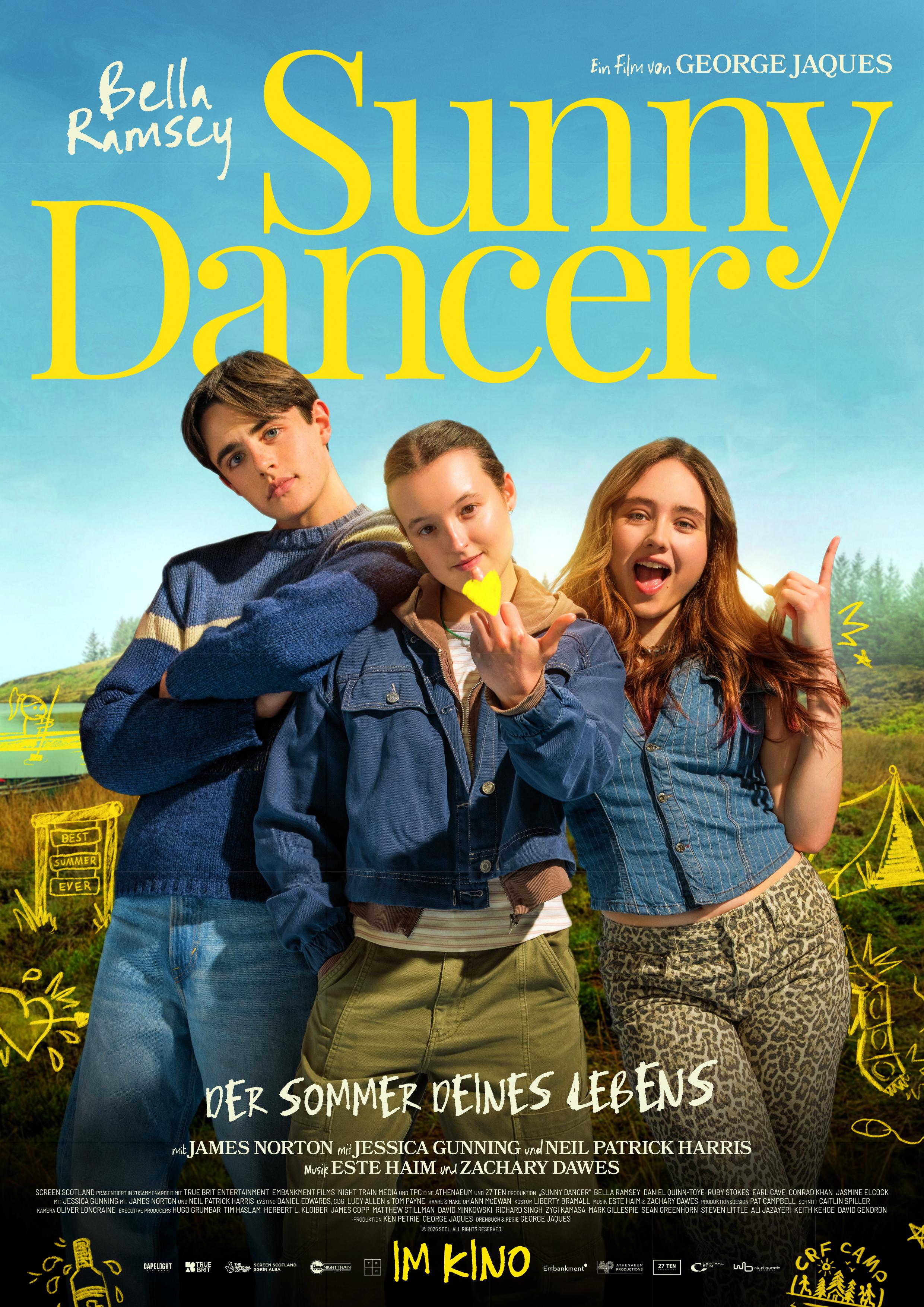 Plakat zum Film SUNNY DANCER: Im Vordergrund sind drei junge Personen zu sehen, die eng beieinander stehen und in die Kamera lächeln. m Hintergrund sieht man eine Landschaft mit grünen Hügeln und einem See unter einem blauen Himmel. Auf dem Boden sind gelbe Zeichnungen und Symbole zu sehen, darunter ein Schild mit der Aufschrift „Best Summer Ever“.  Ganz unten steht der deutsche Titel des Films „Der Sommer Deines Lebens“ in weißer, handgeschriebener Schrift.