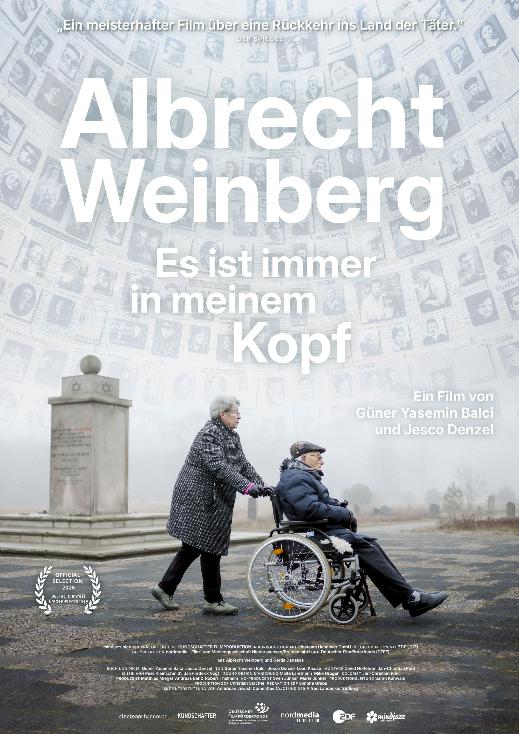 Filmplakat zum Dokumentarfilm ALBRECHT WEINBERG – ES IST IMMER IN MEINEM KOPF: Ein alter Mann im Rollstuhl wird von einer Frau geschoben. Beide befinden sich in der Gedenkstätte Bergen-Belsen. Im Hintergrund ist die "Halle der Namen" der Gedenkstätte Yad Vashem zu erkennen. Das Bild ist in Grautönen gehalten, der Titel des Films steht in wei0en Buchstaben in der Bildmitte.