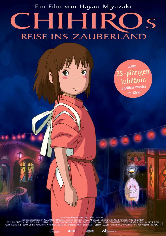 Plakat zum japanischen Anime CHIHIROS REISE INS ZAUBERLAND: Ein kleines, rot gekleidetes Mädchen steht vor nächtlichem Himmel und schaut ernst. Im Hintergrund ist eine rote Lichterkette, beleuchtete Fenster und eine seltsame, geisterhafte Gestalt zu erkennen. Das Plakat bewirbt das 25-jährige Jubiläum des Films.