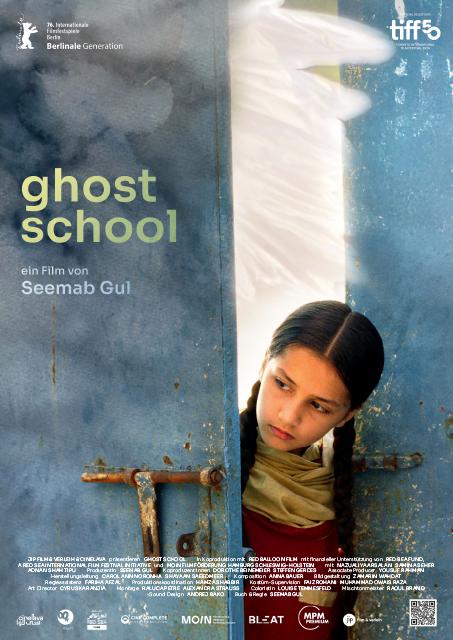 Plakat zum Drama GHOST SCHOOL: Ein pakistanisches Mädchen mit Zöpfen steht in einer spaltbreit geöffneten Eisentür und schaut zur Seite.