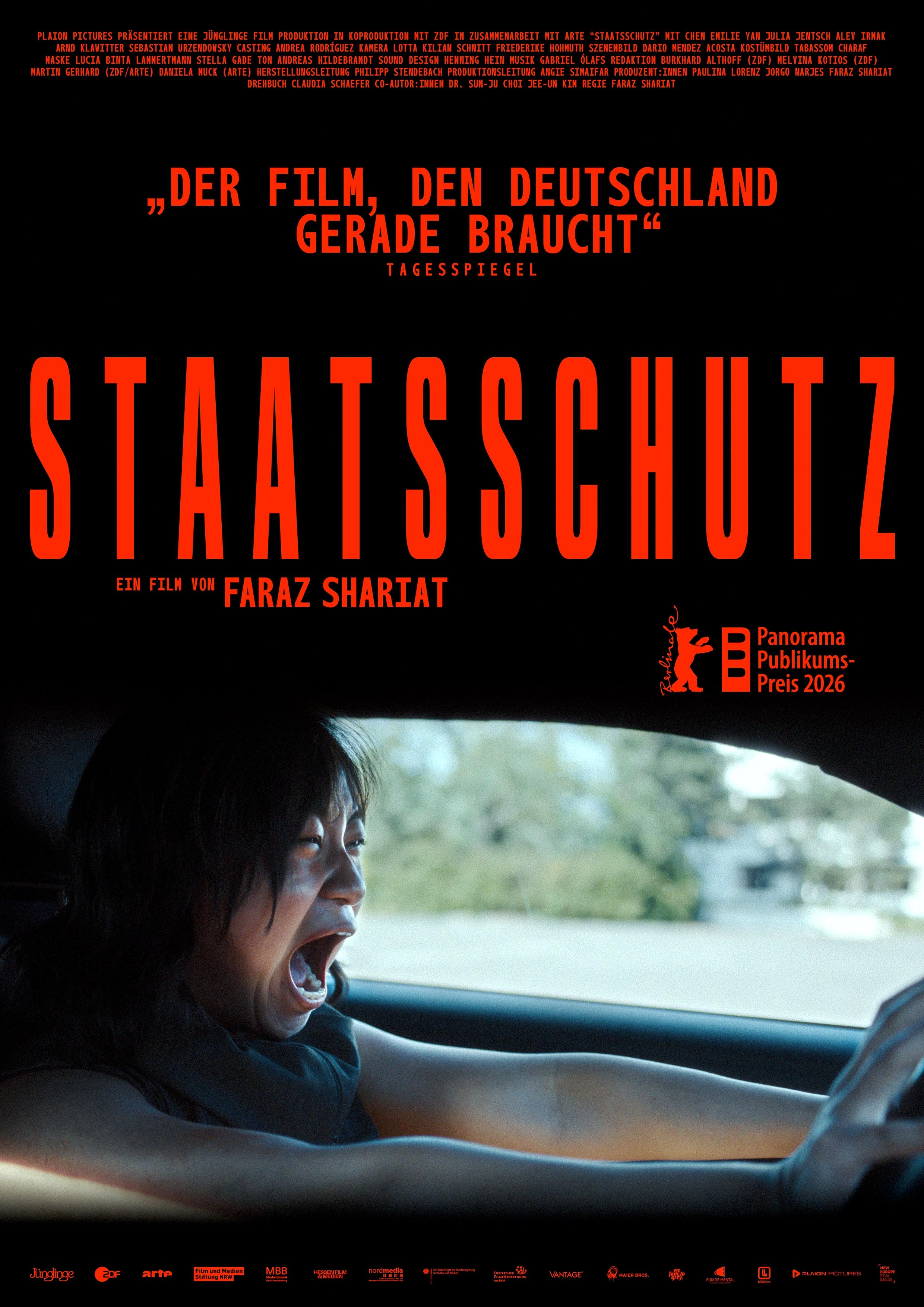Filmplakat zum Thriller STAATSSCHUTZ: Eine Frau sitzt im Auto am Steuer und schreit. Sie ist im Profil zu sehen, das Bild ist dunkel gehalten. Darüber steht in roten Buchstaben der Fulmtitel sowie ein Zitat aus einem Artikel der Tageszeitung Der Tagesspiegel: "Der Film, den Deutschland gerade braucht".