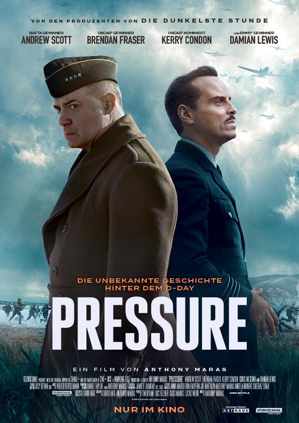 Plakat zum Historischen Drama PRESSURE: Ein Mann in US-Uniform und ein Mann im Anzug stehen Rücken an Rücken vor bewegten Himmel. Im Hintergrund sieht man Soldaten des Zweiten Weltkriegs an einem Stand laufen. Der Filmtitel steht in großen, weißen Buchstaben am unteren Bildrand.
