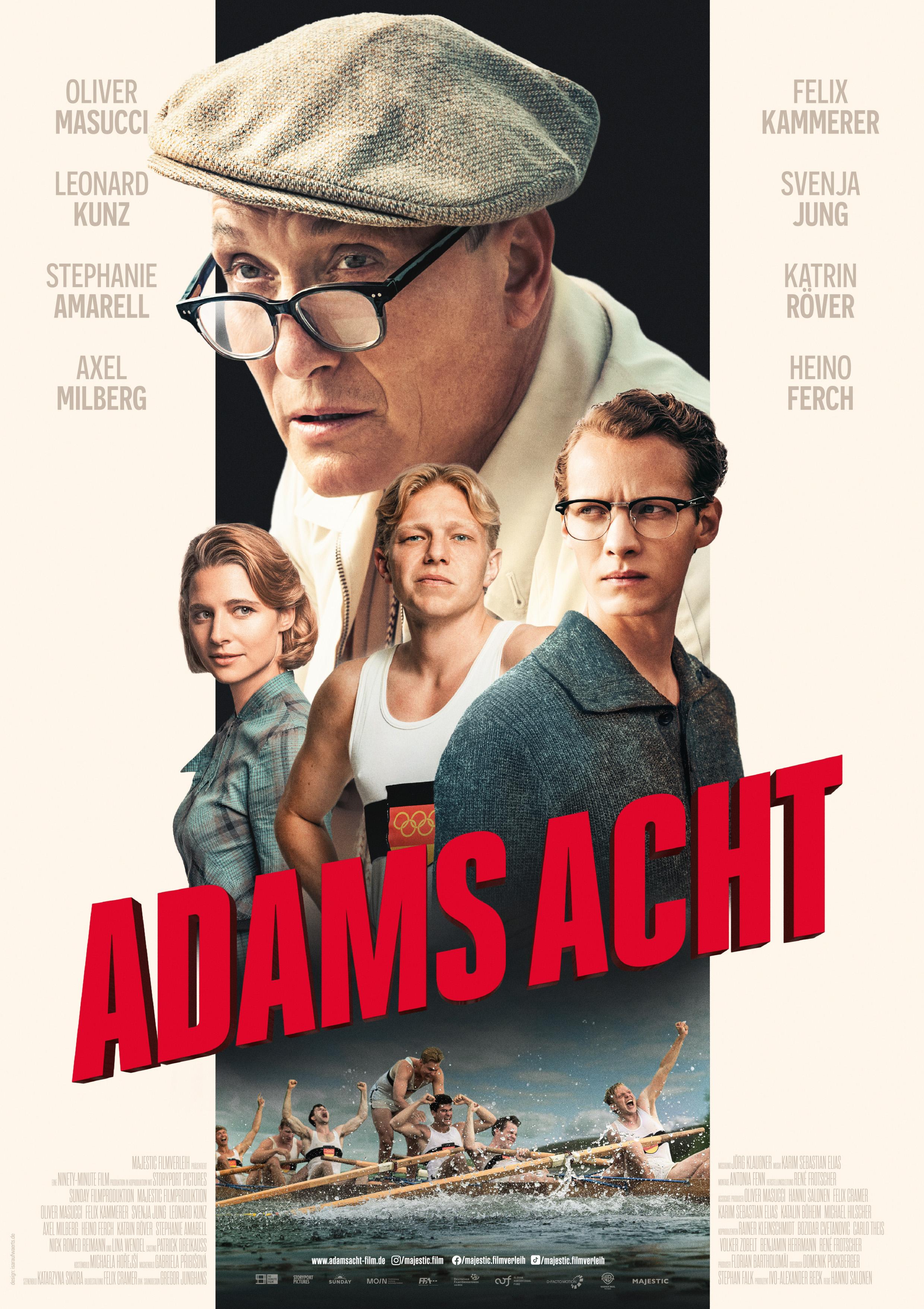 Filmplakat zum Historienfilm ADAMS ACHT: In der Mitte sind von oben nach unten ein Mann mit Schiebermütze und Brille, dann eine junge Frau und zwei junge Männer und unten ein vollbesetztes Sportruderboot mit jubelnde männlicher Besatzung zu sehen. In leuchtend roter Druckschrift trennt der Filmtitel das untere Motiv von dem mittig platzierten Trio.
