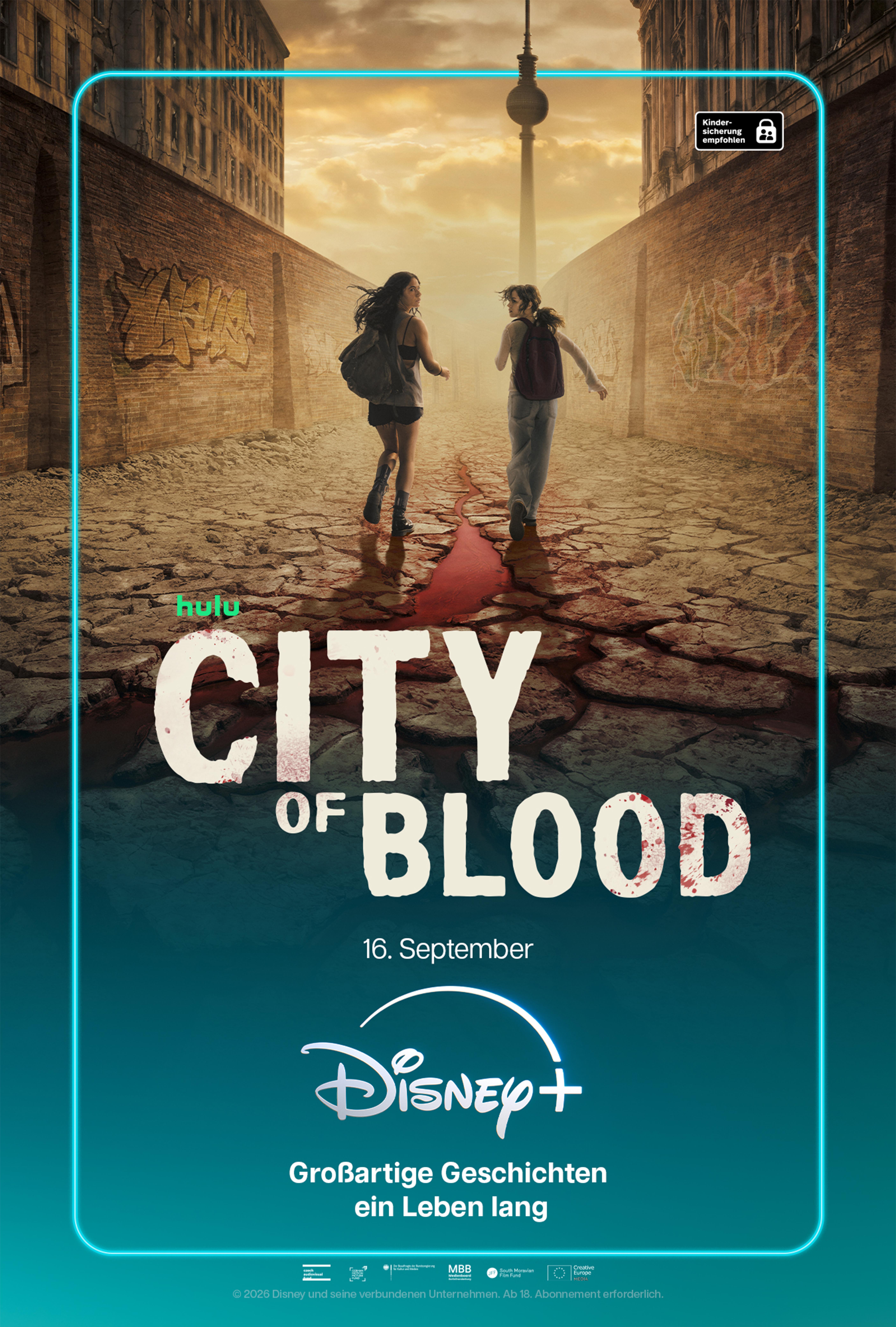Plakat zur Miniserie CITY OF BLOOD: Zwei Person gehen auf einem ausgetrockneten, von Mauern und mehrgeschossigen Häuserblocks gesäumten Flussbett der tiefstehenden Sonne und einem Fernsehturm entgegen.