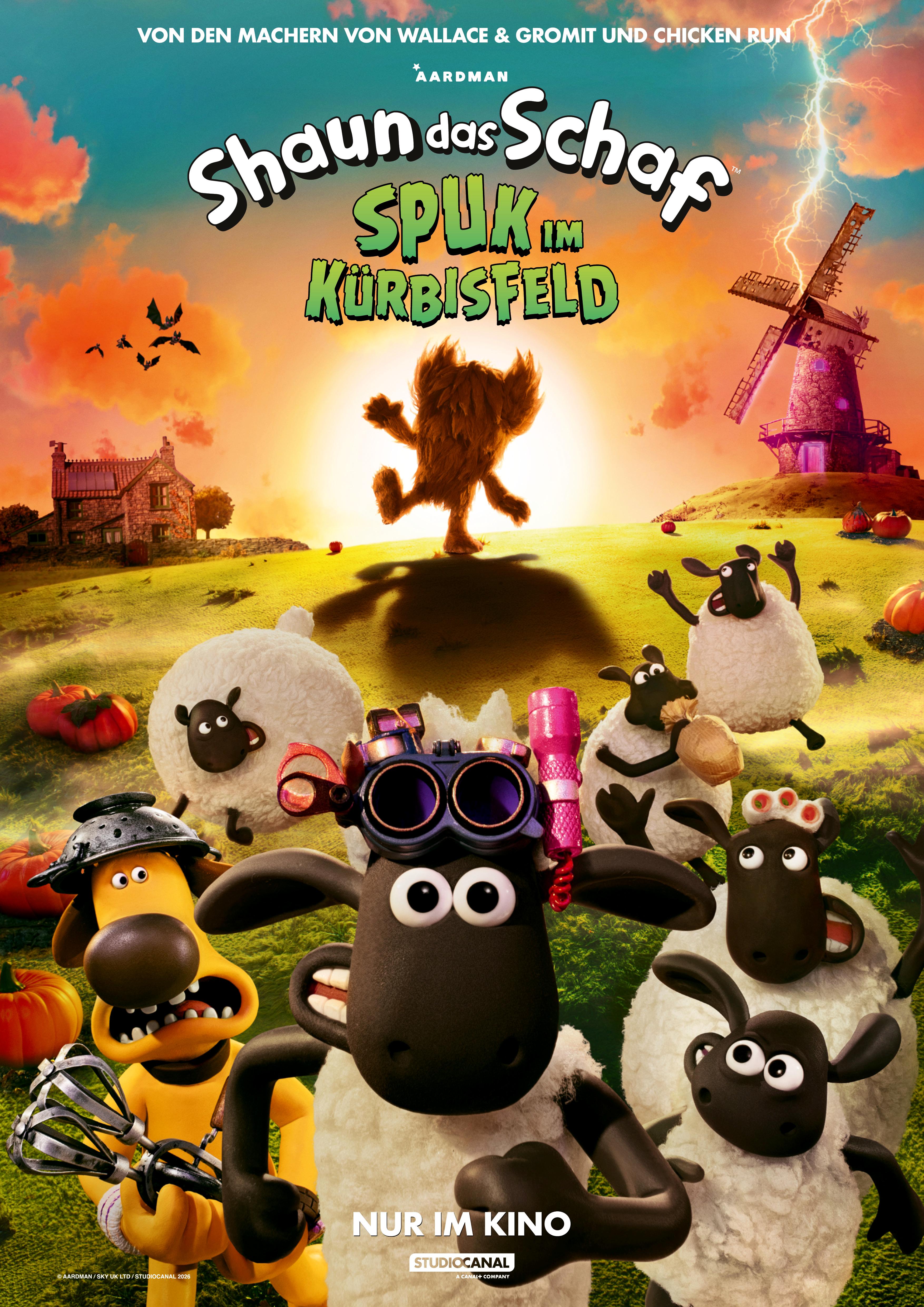 Filmplakat zum Animationsfilm SHAUN DAS SCHAF – SPUK IM KÜRBISFELD: Shaun das Schaf und andere Schafe sowie ein Hund stehen im Vordergrund. Im Hintergrund sieht man im Gegenlicht der untergehenden Sonne die Silhouette eines haarigen Monster.