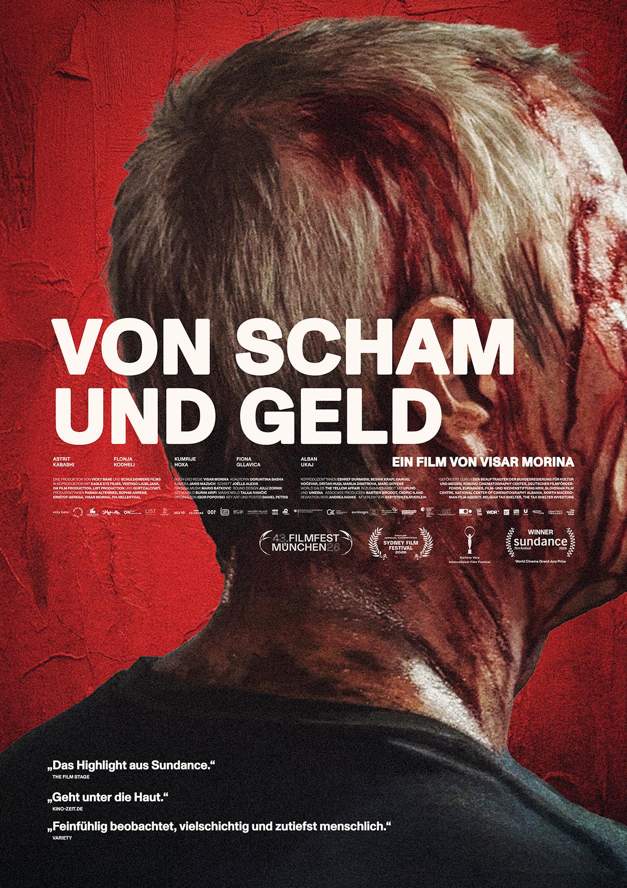 Plakat zum Drama VON SCHAM UND GELD: Vor rotem Hintergrund ist bildfüllend der Hinterkopf eines Mannes mit weiß-grauen, kurzen Haarenzu sehen. Er hat eine blutverschmierte Wunde am Kopf. In der Mitte des Bildes steht in weißen, großen Lettern der Filmtitel.