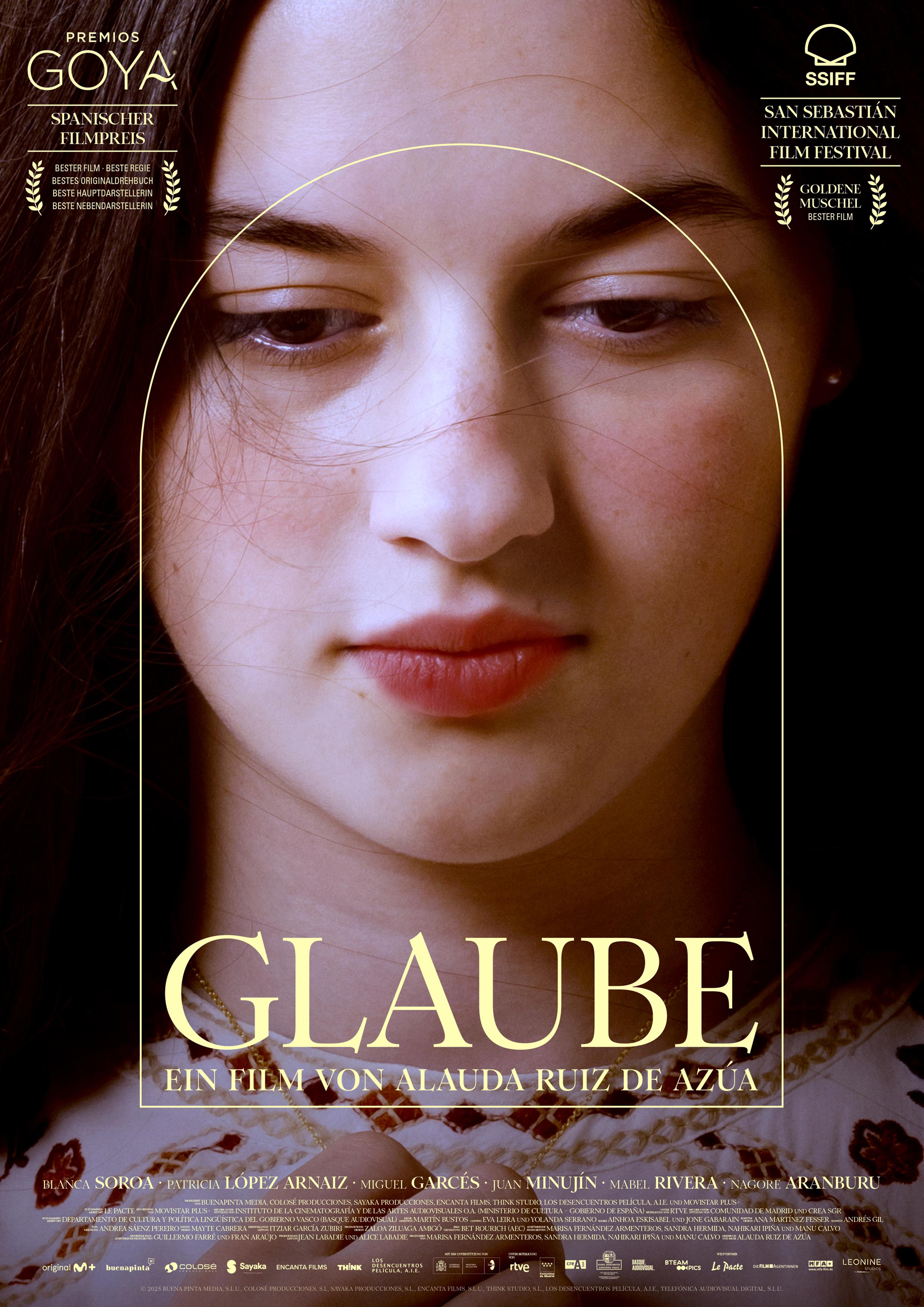 Plakat zum Drama GLAUBE: Bildfüllend ist das Gesicht einer Teenagerin zu sehen, die leicht nach unten schaut. Ihr Gesicht ist durch eine Art Fensterbogen gerahmt. Der Filmtitel steht unter ihrem Gesicht in hellgelben Buchstaben